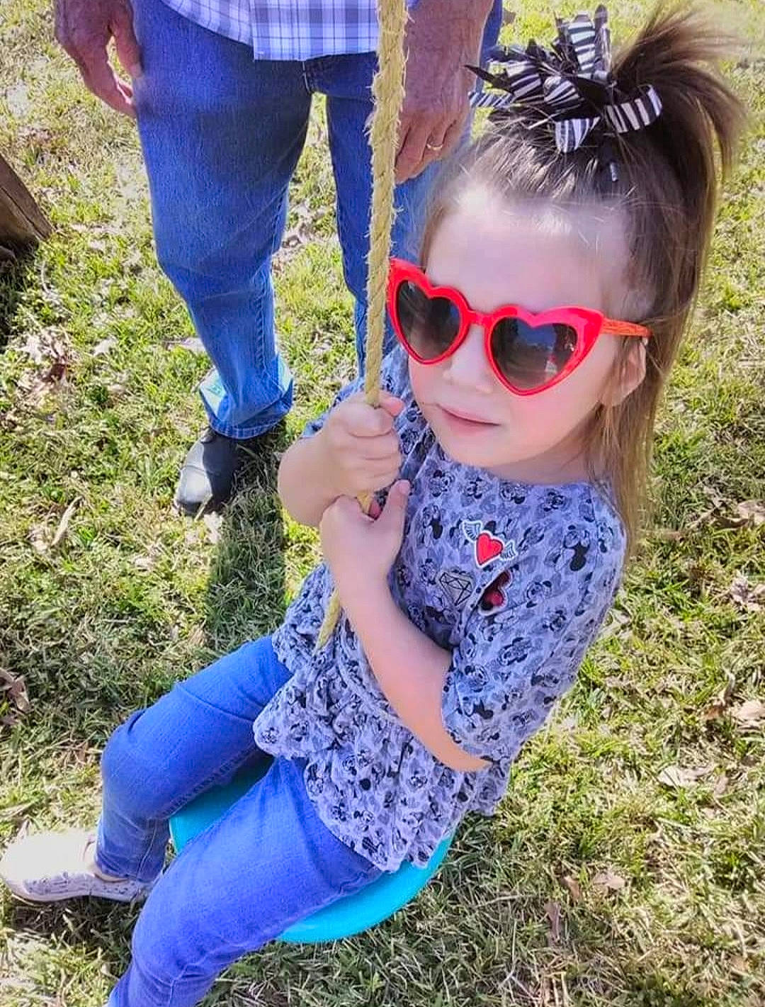 Alexys is registered to the contest to win money with this photo: blue, clothing, cool, eyewear, glasses, goggles, grass, green, hairstyle, happy, jeans, leg, person, photograph, plant, shoe, street_fashion, sunglasses, vision_care, white