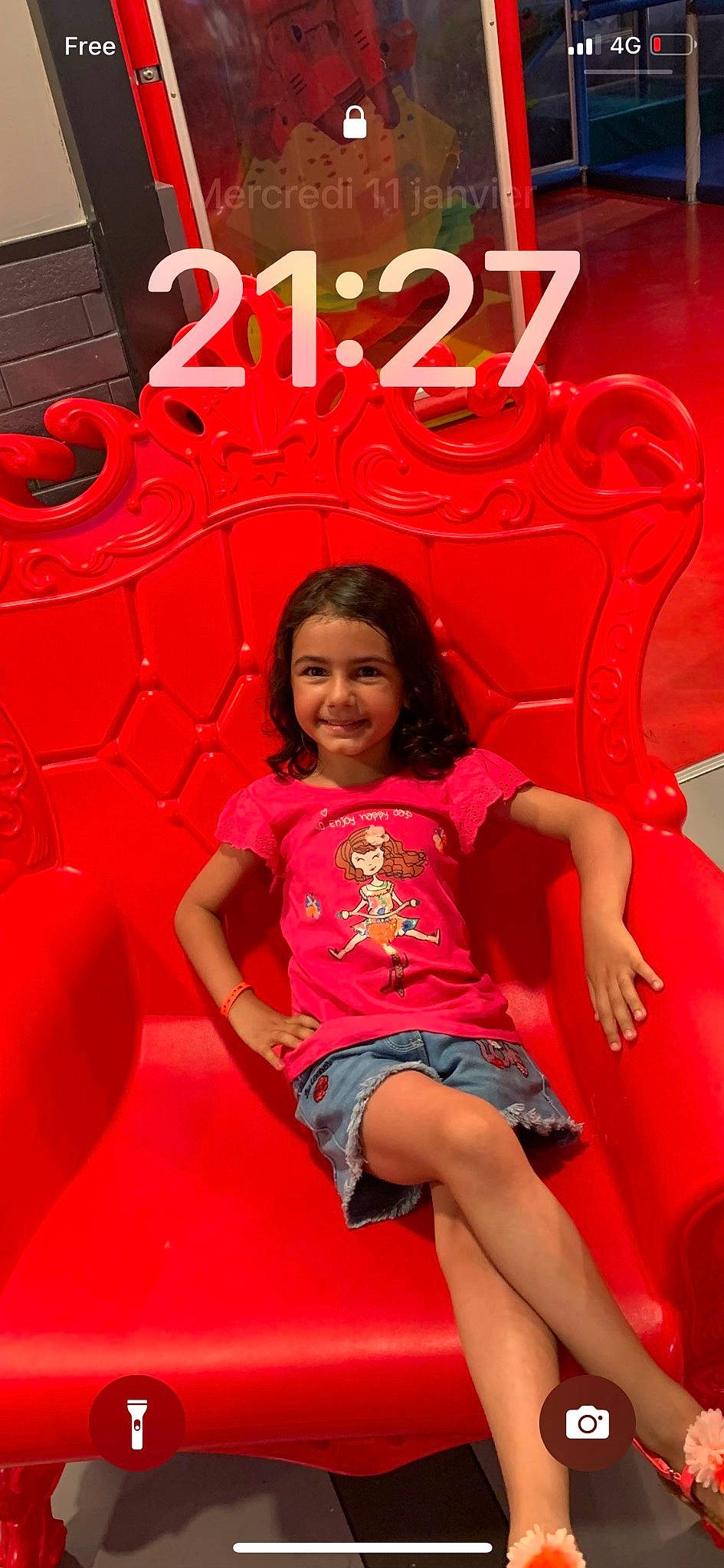 Elvira participe au concours pour gagner de l'argent avec cette photo : event, font, fun, hairstyle, happy, human_leg, joy, leisure, logo, magenta, mouth, organ, person, pink, recreation, red, shorts, sitting, smile, t_shirt