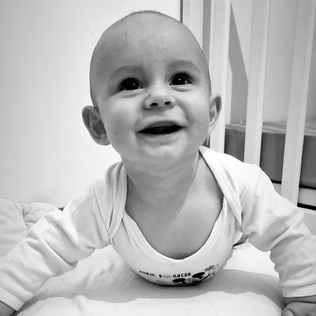 Pierre participe au concours pour gagner de l'argent avec cette photo : arm, baby, cheek, chin, clothing, eye, eyebrow, forehead, hair, happy, human_body, jaw, lip, mouth, nose, person, skin, sleeve, smile, tooth