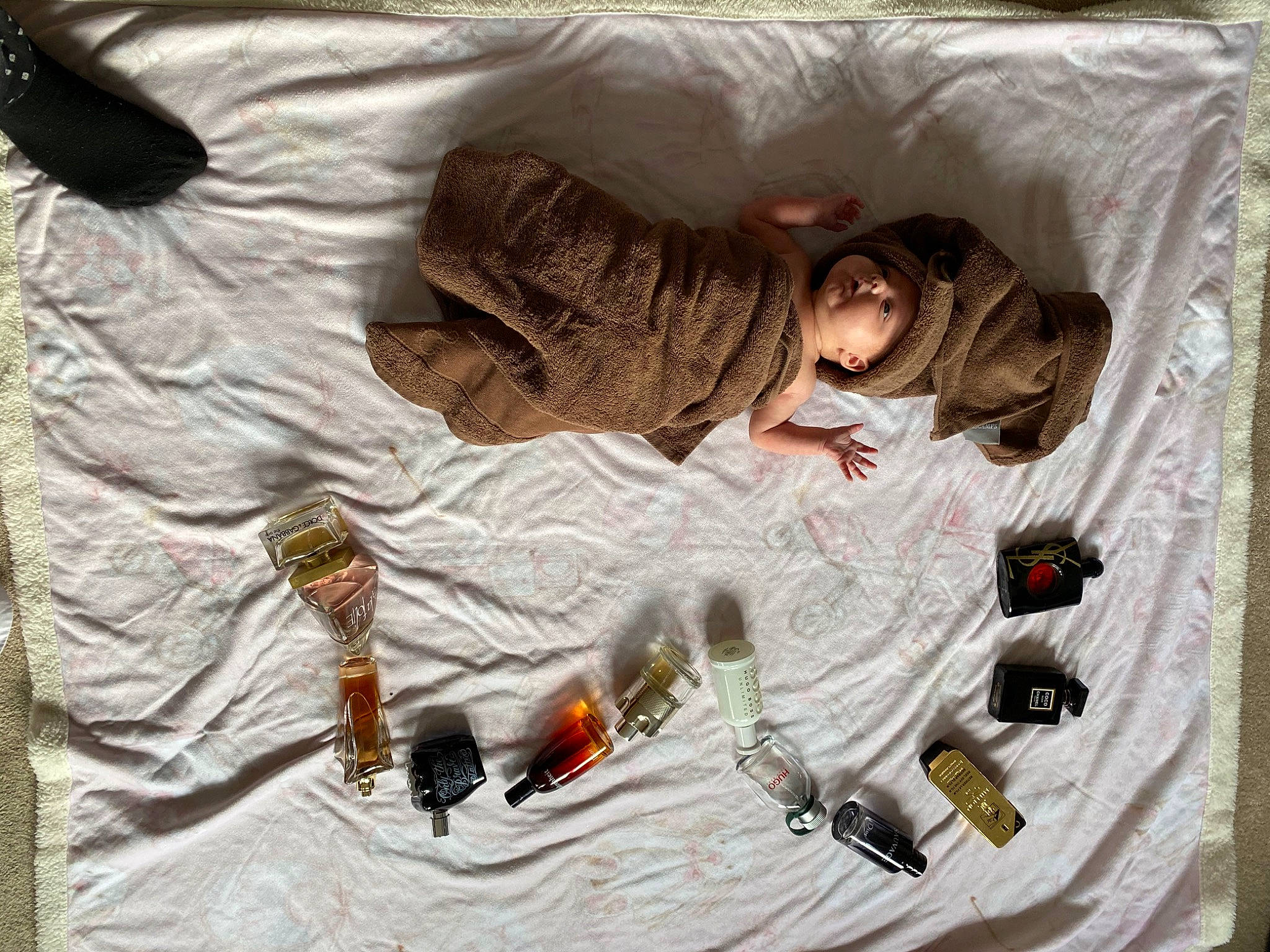 Ezequiel participe au concours pour gagner de l'argent avec cette photo : bed_sheet, headwear, linens, person, sleep, t_shirt, textile