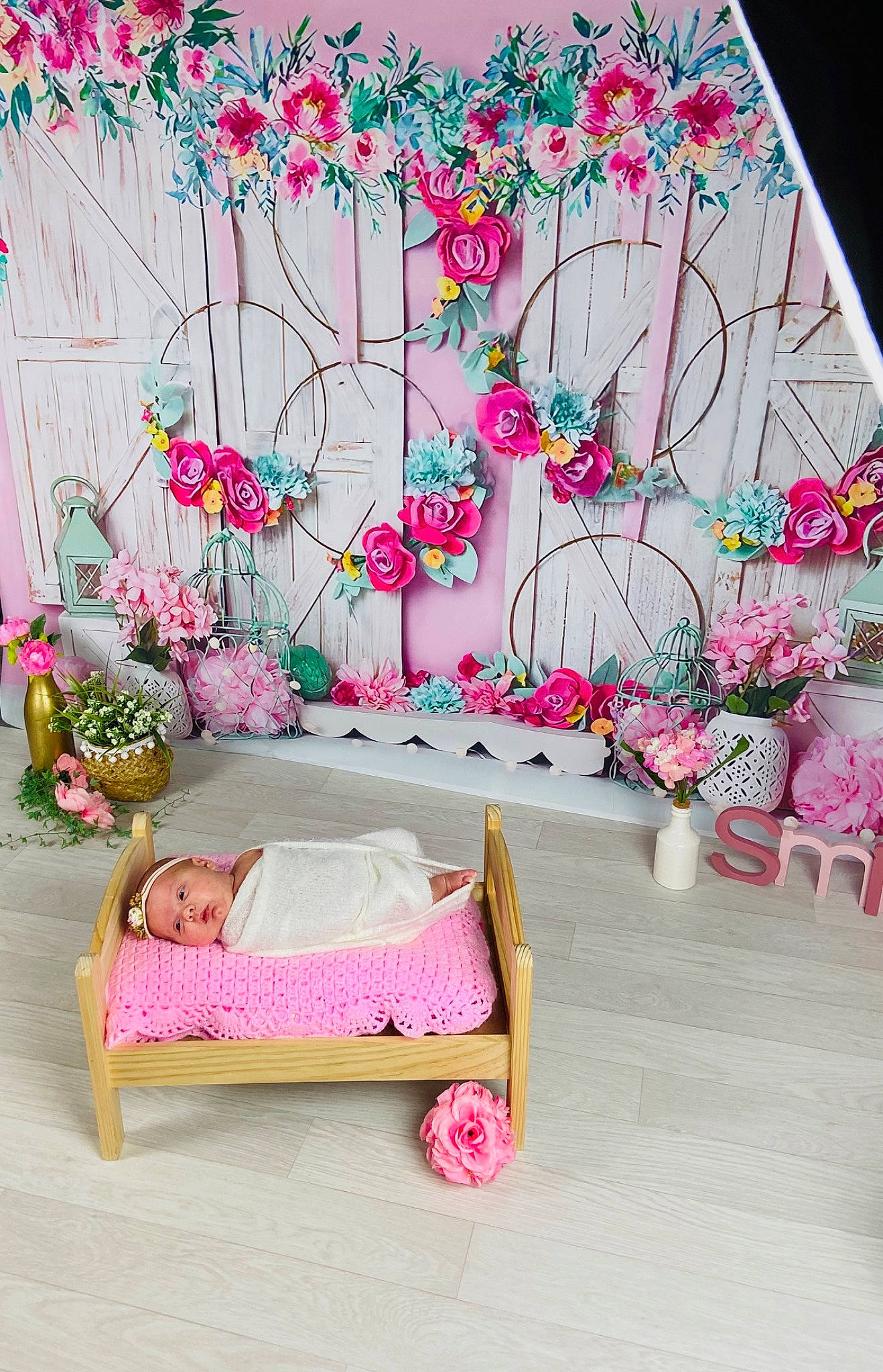 Ezequiel participe au concours pour gagner de l'argent avec cette photo : bed, blossom, couch, floral_design, flower, furniture, headwear, house, interior_design, magenta, person, pink, plant, room, spring, textile, wallpaper