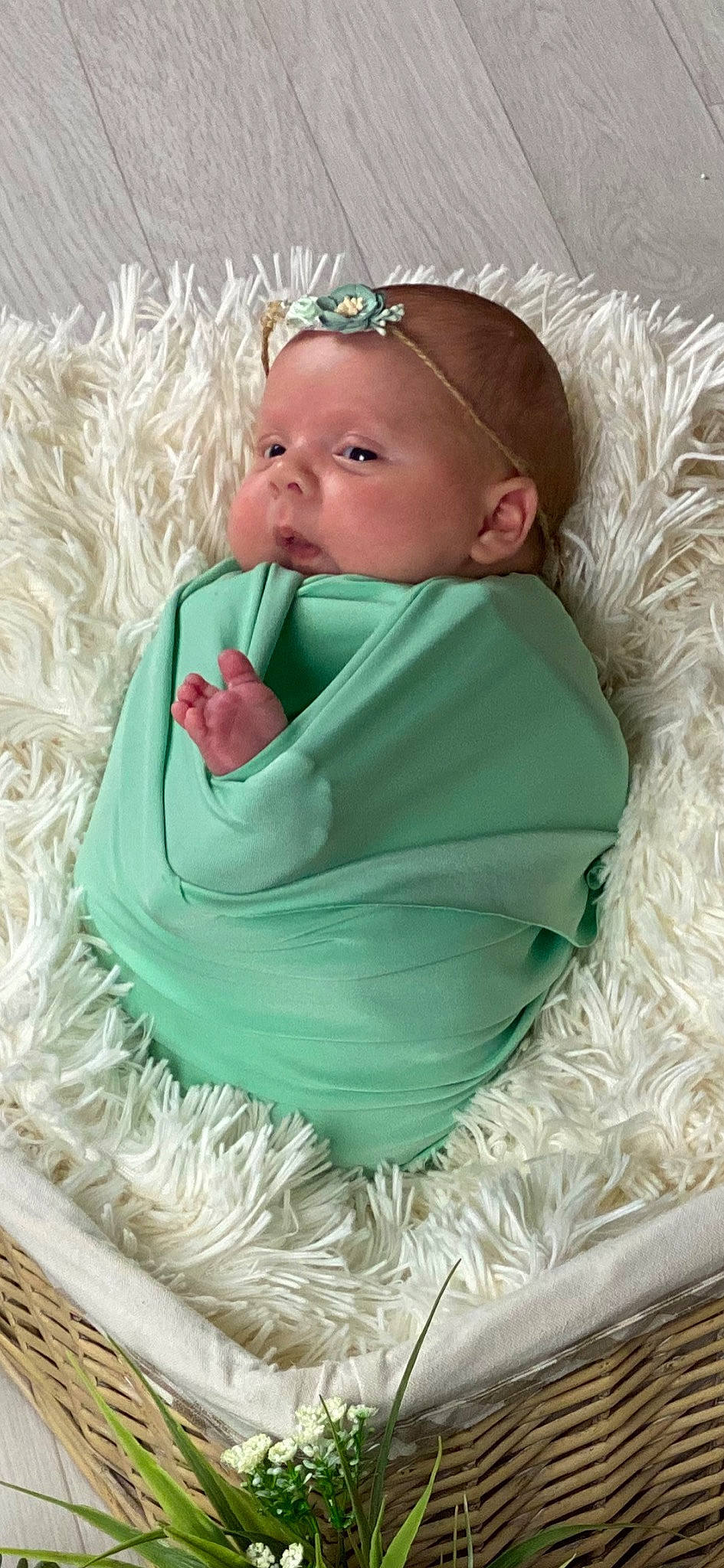 Ezequiel participe au concours pour gagner de l'argent avec cette photo : baby, baby_carrier, baby_products, baby_toddler_clothing, child, hair_accessory, linens, person, product, toddler, turquoise