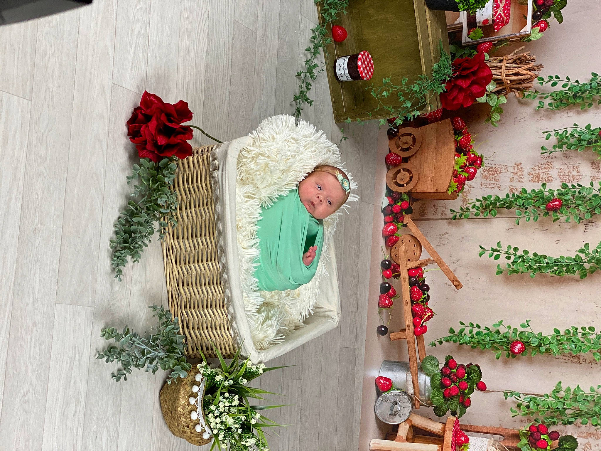 Ezequiel a rejoint le concours — aidez-le/la à gagner de superbes lots ! christmas, christmas_decoration, christmas_eve, christmas_ornament, fir, holiday, interior_design, person, plant