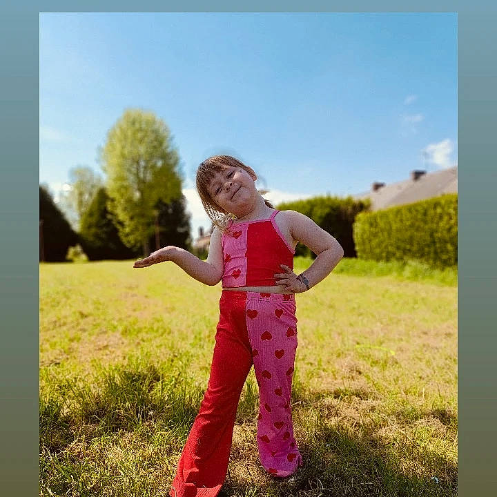 Camillia a rejoint le concours — aidez-le/la à gagner de superbes lots ! blond, flash_photography, fun, gesture, grass, grass_family, grassland, happy, joy, landscape, leisure, magenta, meadow, natural_landscape, people_in_nature, person, plant, sky, sleeve, smile