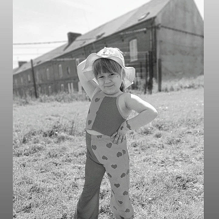 Camillia a rejoint le concours — aidez-le/la à gagner de superbes lots ! black_and_white, eyewear, flash_photography, grass, grassland, happy, hat, headgear, human_leg, joy, landscape, monochrome, monochrome_photography, people_in_nature, person, sky, smile, style, sun_hat, tints_and_shades