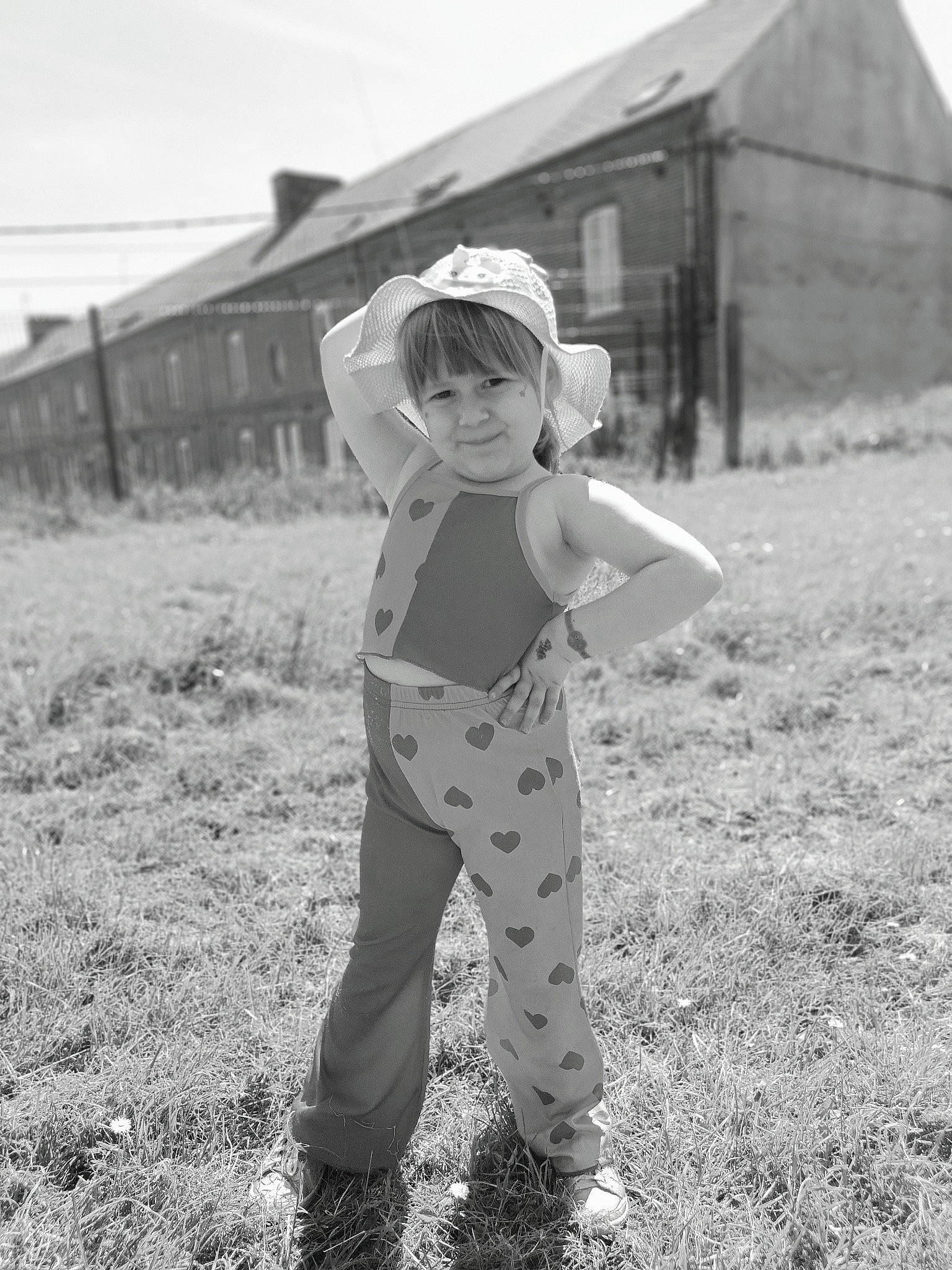 Camillia a rejoint le concours — aidez-le/la à gagner de superbes lots ! black_and_white, child, eyewear, fun, grass, grassland, happy, human_leg, joy, landscape, monochrome, monochrome_photography, pattern, people_in_nature, person, personal_protective_equipment, recreation, shadow, smile, soil