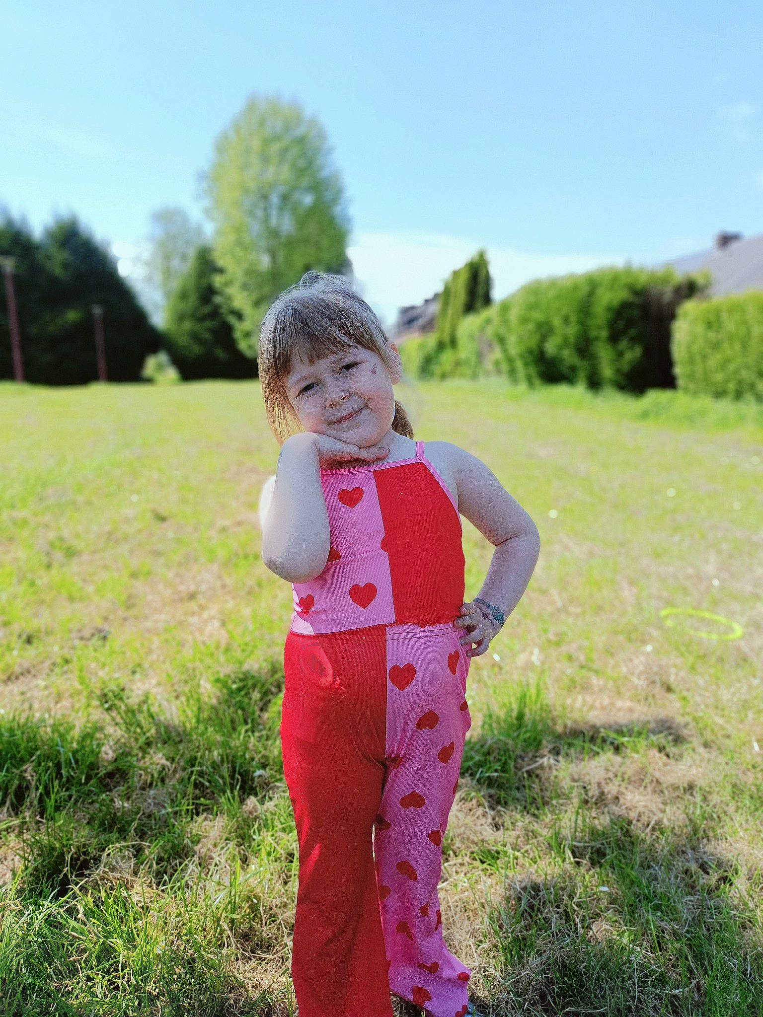 Camillia participe au concours pour gagner de l'argent avec cette photo : baby_toddler_clothing, fun, gesture, grass, grassland, happy, joy, landscape, leisure, meadow, outerwear, people_in_nature, person, plain, plant, prairie, sky, sleeve, smile, summer