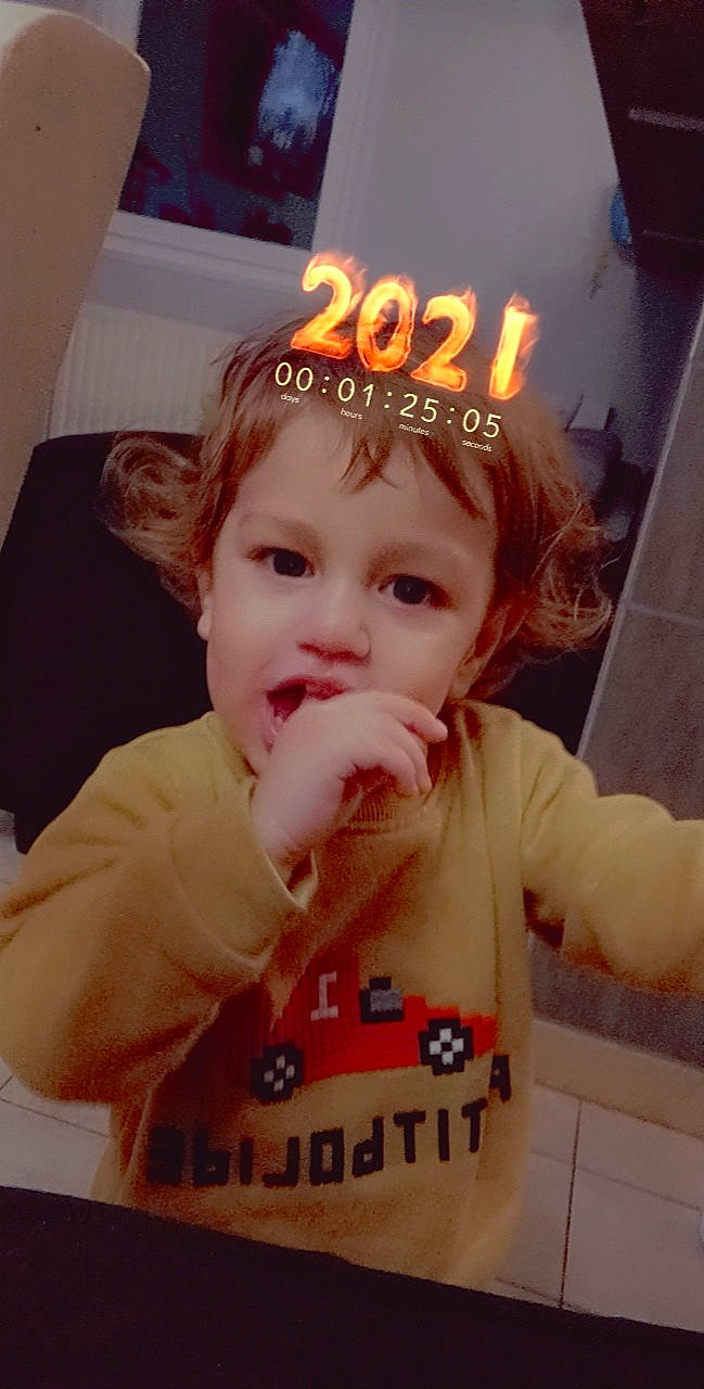 Antoine participe au concours pour gagner de l'argent avec cette photo : american_food, baby, baby_products, baby_toddler_clothing, cheek, child, comfort_food, drinkware, finger, food_craving, fun, happy, logo, person, photo_caption, play, sleeve, sweetness, t_shirt, thumb