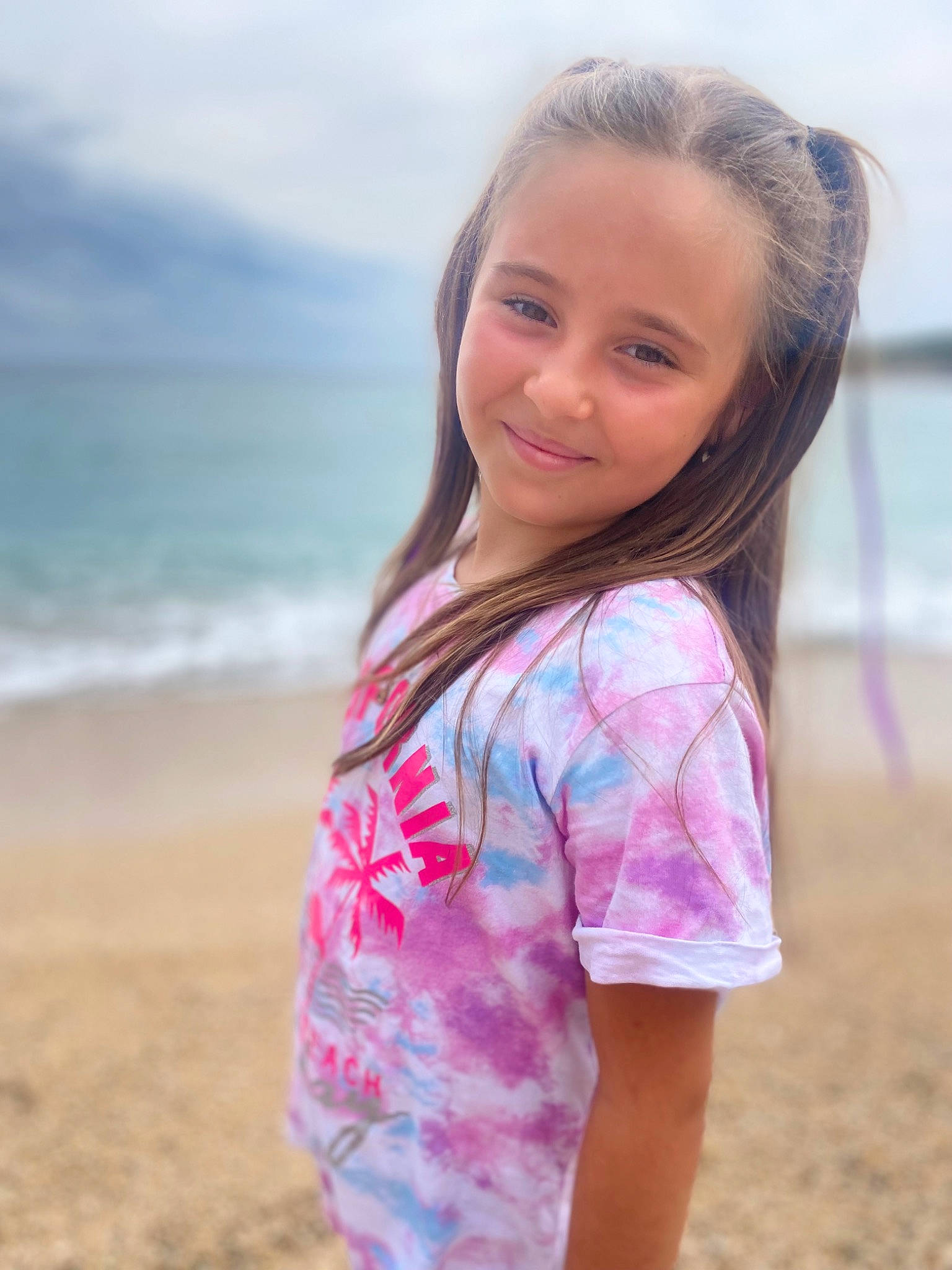 Maé a rejoint le concours — aidez-le/la à gagner de superbes lots ! beach, blond, brown_hair, electric_blue, flash_photography, fun, hair, happy, joy, landscape, leisure, long_hair, people_in_nature, person, skin, sky, sleeve, smile, travel, waist