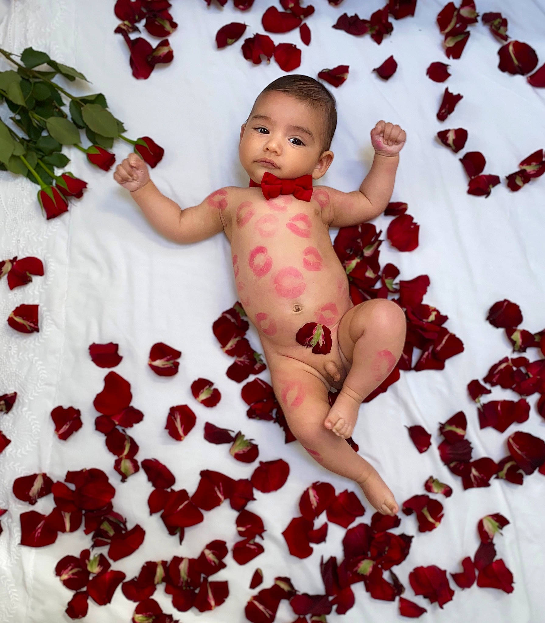 Timothée participe au concours pour gagner de l'argent avec cette photo : baby, baby_toddler_clothing, carmine, face, font, gesture, happy, head, leaf, nail, natural_foods, pattern, people_in_nature, person, petal, plant, red, skin, thumb, toddler