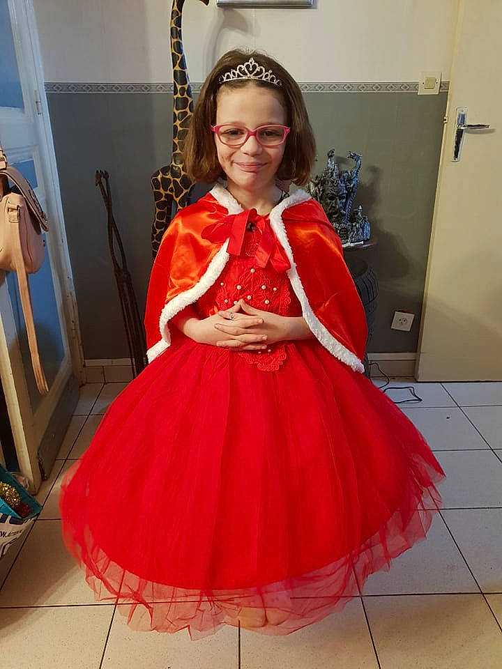 Heather participe au concours pour gagner de l'argent avec cette photo : cocktail_dress, costume, dance_dress, dress, flooring, flower_girl, fun, girl, gown, joy, outerwear, person, red, shoulder, textile, toddler