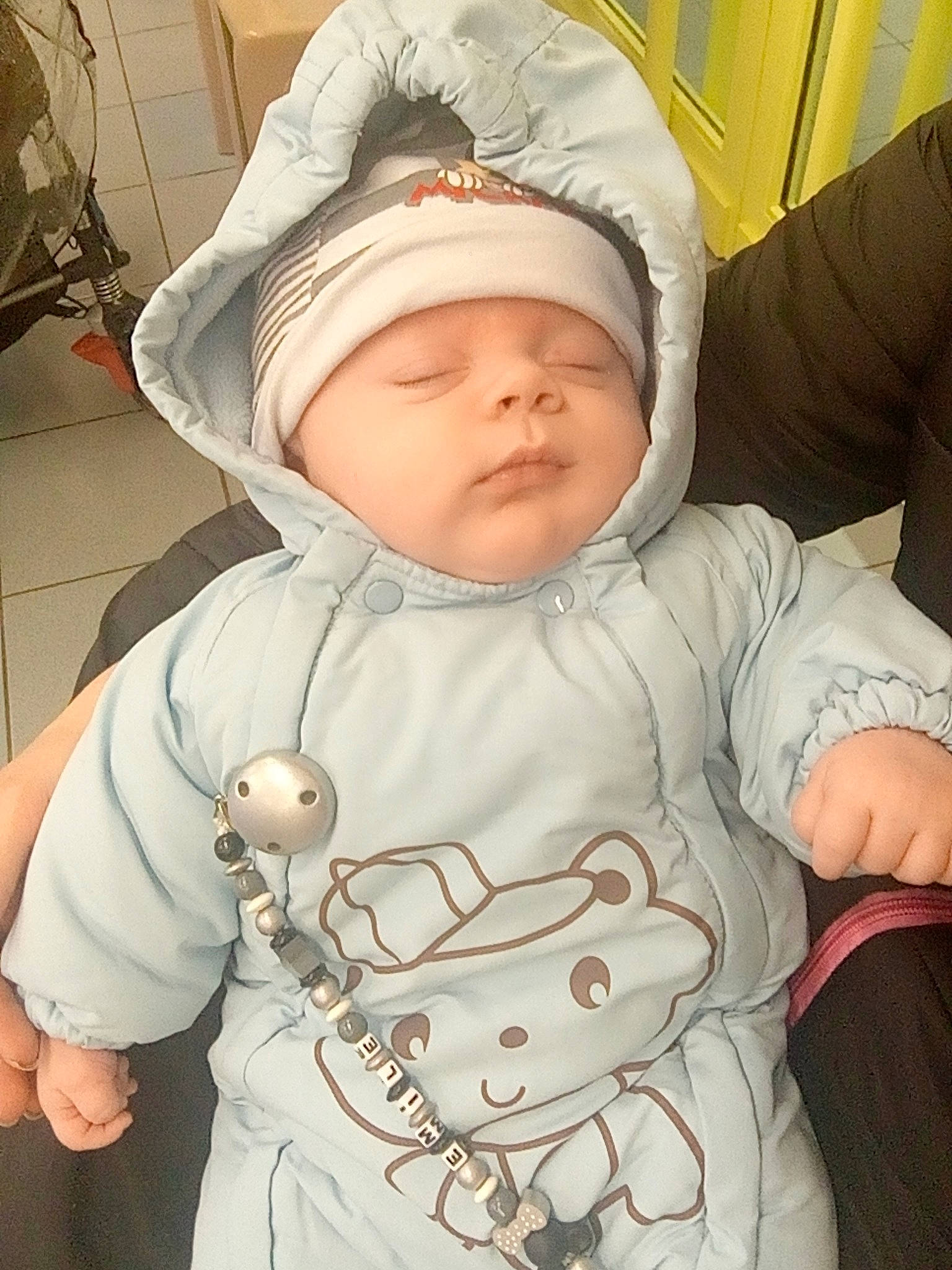 Emile participe au concours pour gagner de l'argent avec cette photo : abdomen, arm, baby_products, child, face, girl, head, headgear, infant, person, product, skin, smile, textile, toddler, white