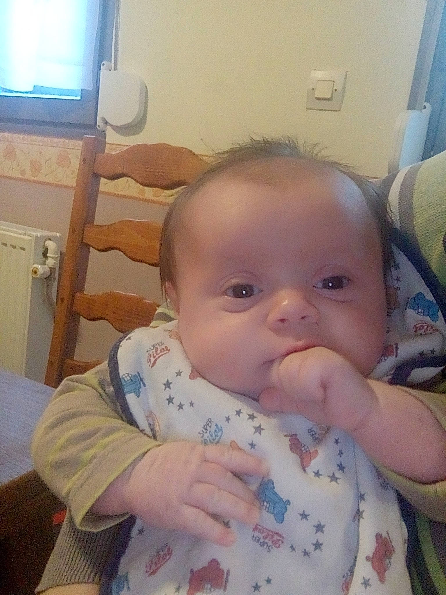 Emile participe au concours pour gagner de l'argent avec cette photo : boy, cheek, child, chin, day, ear, eye, eyebrow, face, finger, forehead, hand, head, infant, lip, mouth, nose, person, product, skin