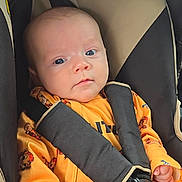 Bella a rejoint le concours — aidez-le/la à gagner de superbes lots ! baby, infant, car_seat, child, seat_belt, orange_clothing, hand, purple_nail_polish, safety, resting, cute, small_hands, portrait, indoor, closeup, child_seat, car, secure, young_child, face