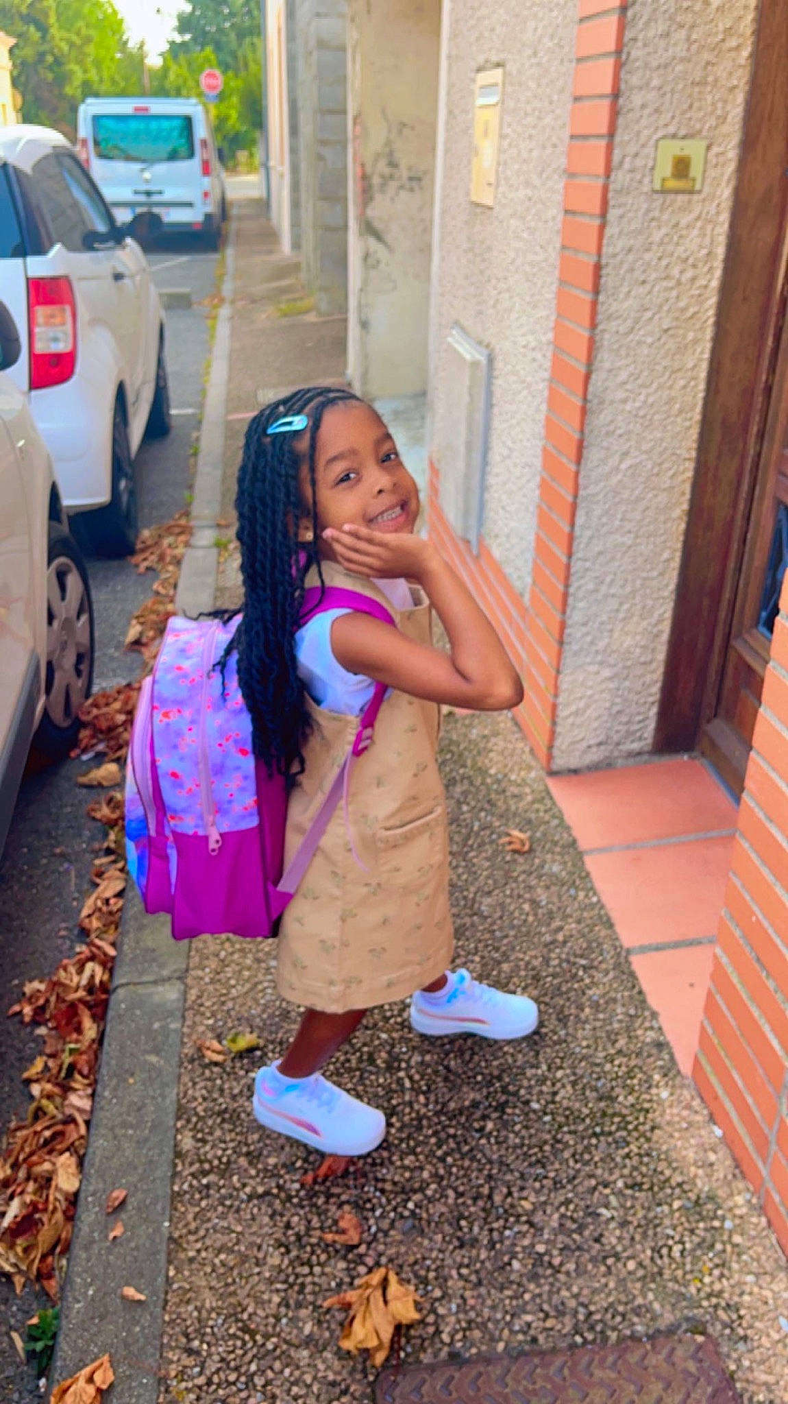 Sarah a rejoint le concours — aidez-le/la à gagner de superbes lots ! beauty, flooring, fun, happy, human_leg, joy, leg, leisure, magenta, person, pink, public_space, road_surface, sandal, shoe, sidewalk, sneakers, summer, thigh, tire