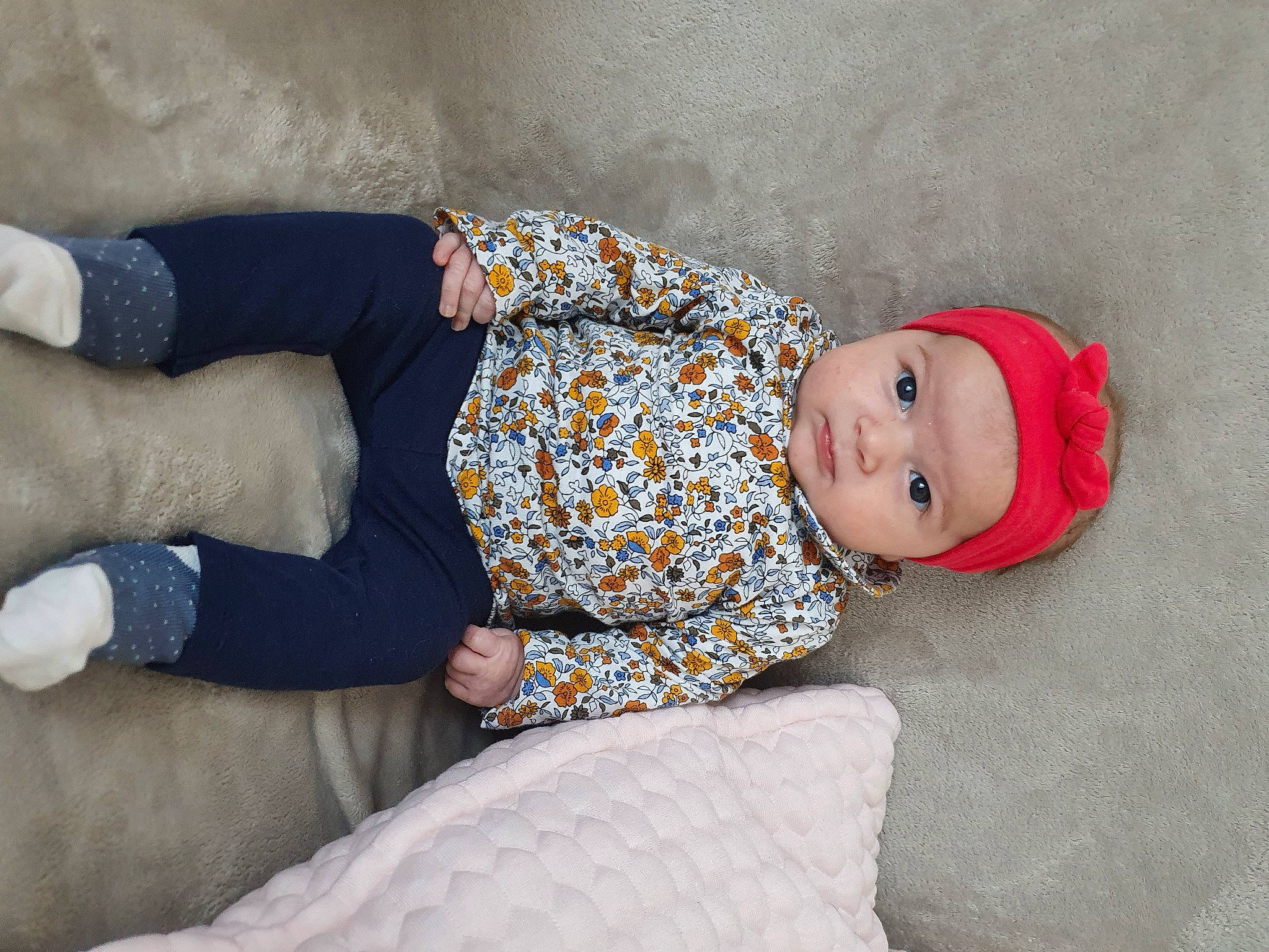 Apolline participe au concours pour gagner de l'argent avec cette photo : baby, baby_toddler_clothing, child, comfort, flooring, foot, hat, headwear, human_body, human_leg, knee, lap, linens, person, sitting, skin, sleeve, smile, sock, textile