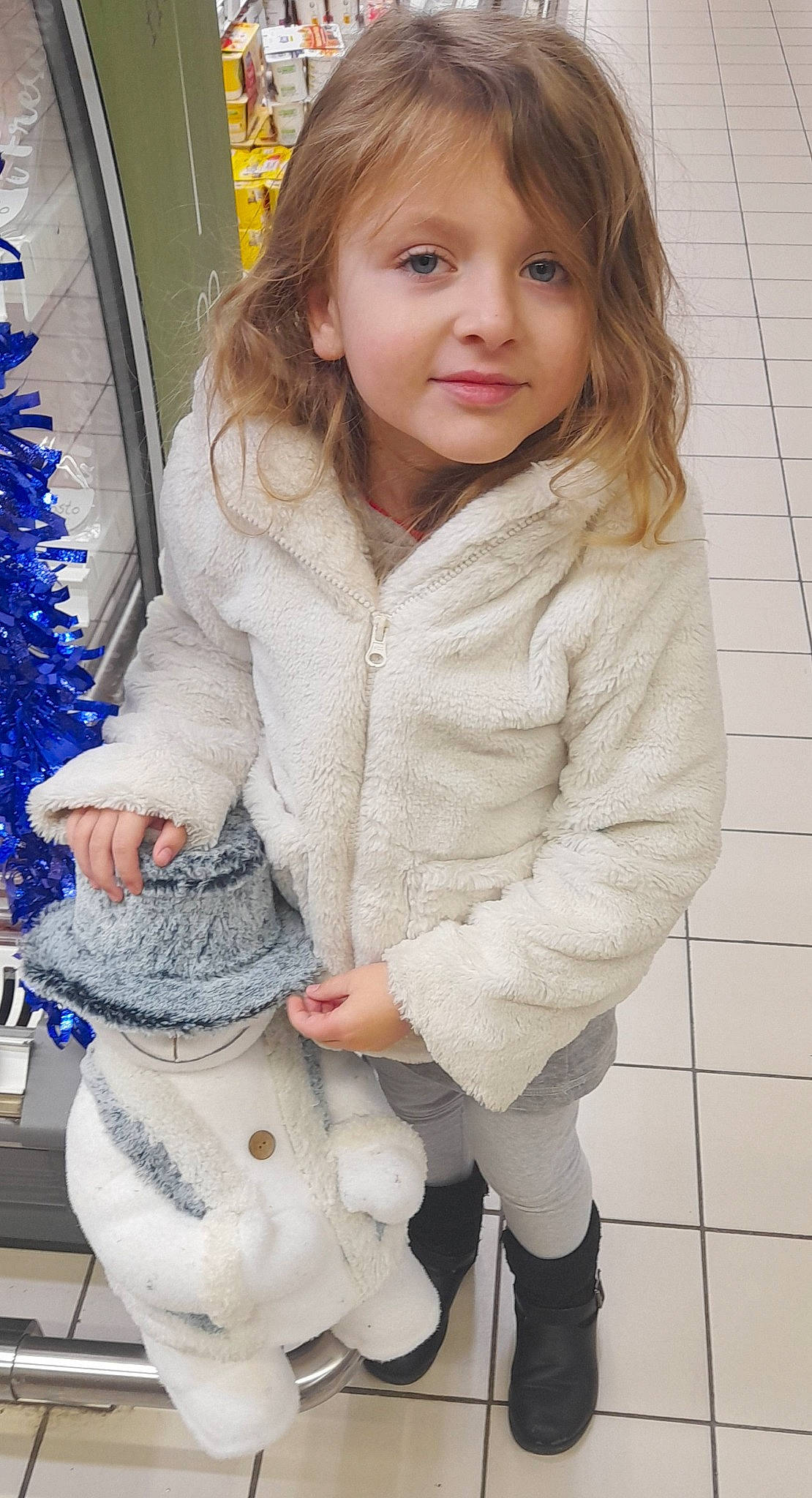 Ylana participe au concours pour gagner de l'argent avec cette photo : beauty, child, flooring, fun, fur, glove, hairstyle, happy, head, human_leg, jacket, knee, pattern, person, recreation, sitting, sleeve, snapshot, textile, toddler