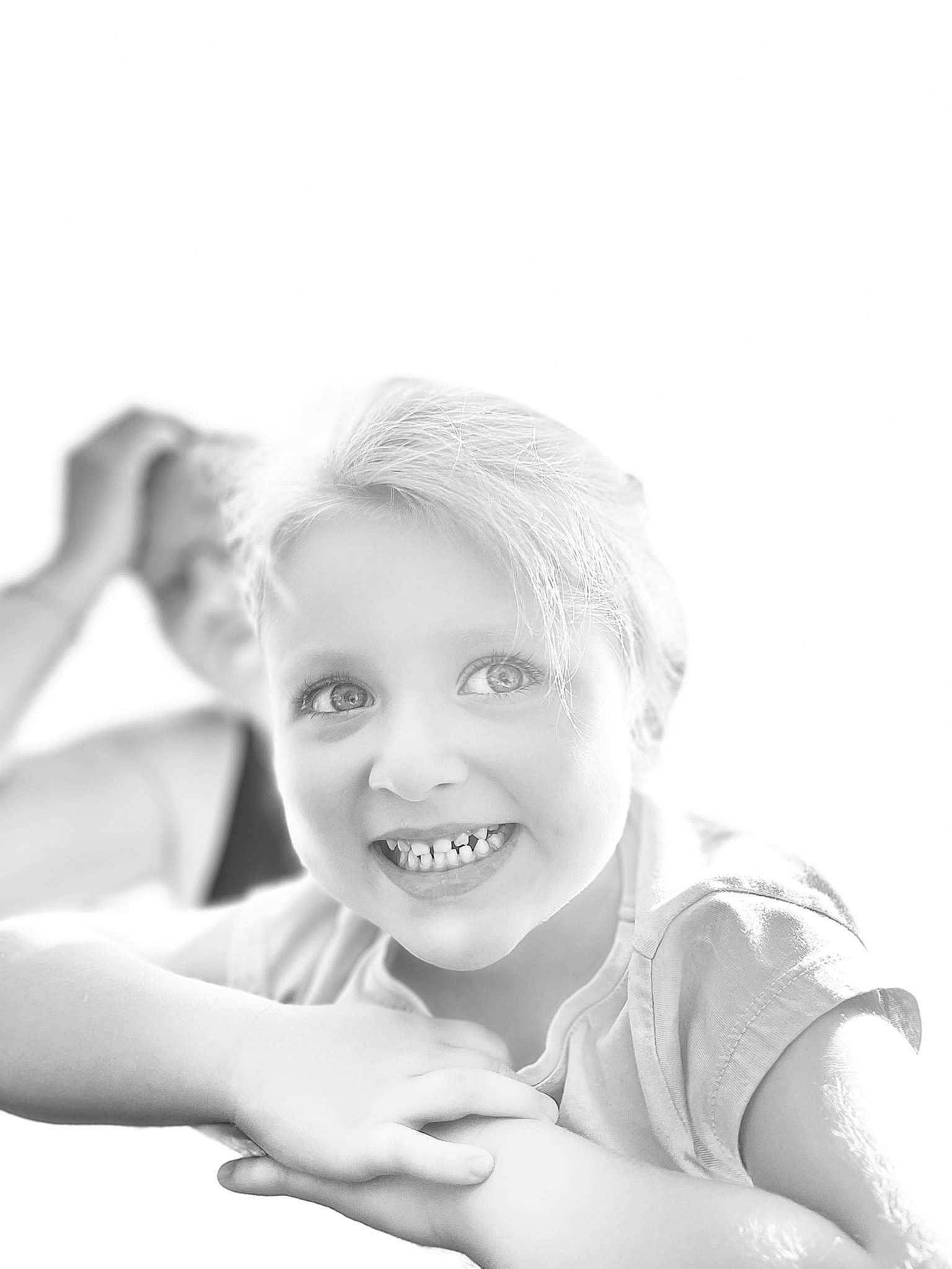 Ylana participe au concours pour gagner de l'argent avec cette photo : black_and_white, child, comfort, eyebrow, face, flash_photography, fun, gesture, happy, iris, joy, laugh, lip, monochrome, monochrome_photography, person, shoulder, sitting, skin, smile