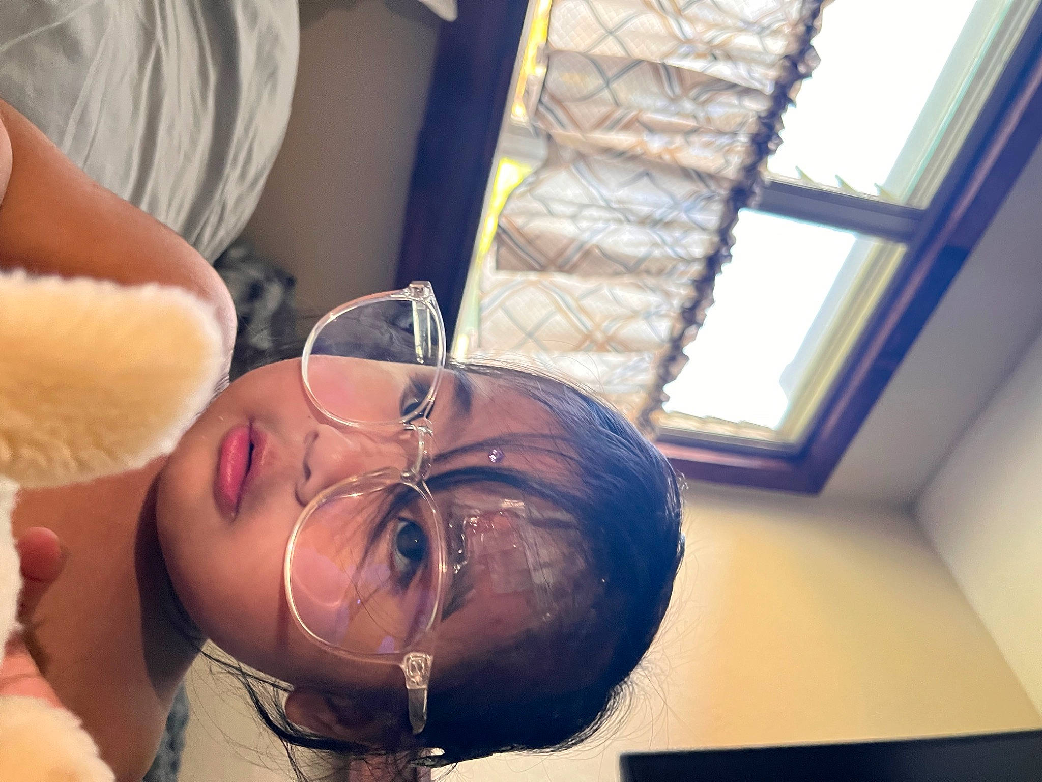 Elliana is registered to the contest to win money with this photo: abdomen, audio_equipment, chest, cosmetics, ear, eye, eyelash, eyewear, facial_hair, glasses, happy, jaw, jewellery, nail, neck, nose, person, room, selfie, sunglasses