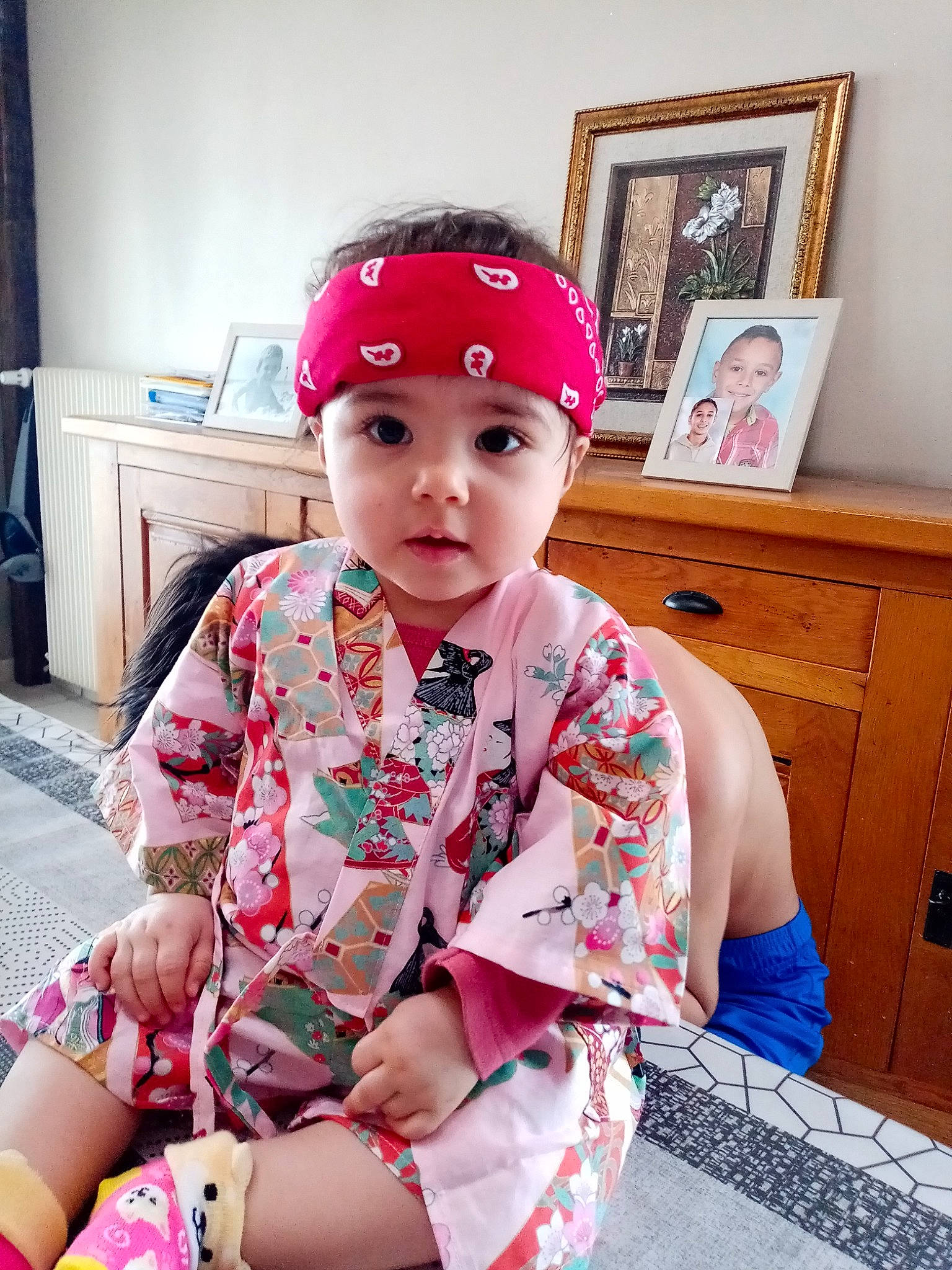 Sïana a rejoint le concours — aidez-le/la à gagner de superbes lots ! baby_toddler_clothing, baseball_cap, cabinetry, cap, carmine, child, fashion_accessory, fashion_design, fun, headwear, helmet, joy, magenta, neck, pattern, person, personal_protective_equipment, picture_frame, pink, sitting