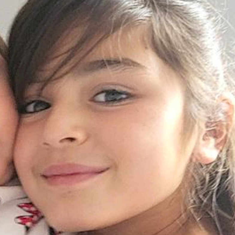 Kali participe au concours pour gagner de l'argent avec cette photo : accessories, blonde, bodypart, child, earring, face, female, girl, hair, happy, head, jewelry, kissing, mouth, person, photography, portrait, romantic, selfie, smile