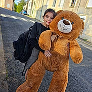 Kali a rejoint le concours — aidez-le/la à gagner de superbes lots ! adult, backpack, bag, car, city, face, female, happy, head, person, photography, portrait, road, street, teddybear, toy, transportation, urban, vehicle, woman