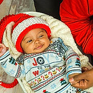 Santiago a rejoint le concours — aidez-le/la à gagner de superbes lots ! baby, blanket, celebration, child, cozy, cute, family, holding_hands, holiday_sweater, indoor, infant, joy, knit_hat, person, portrait, red_hat, smile, toddler, warmth, winter_clothing