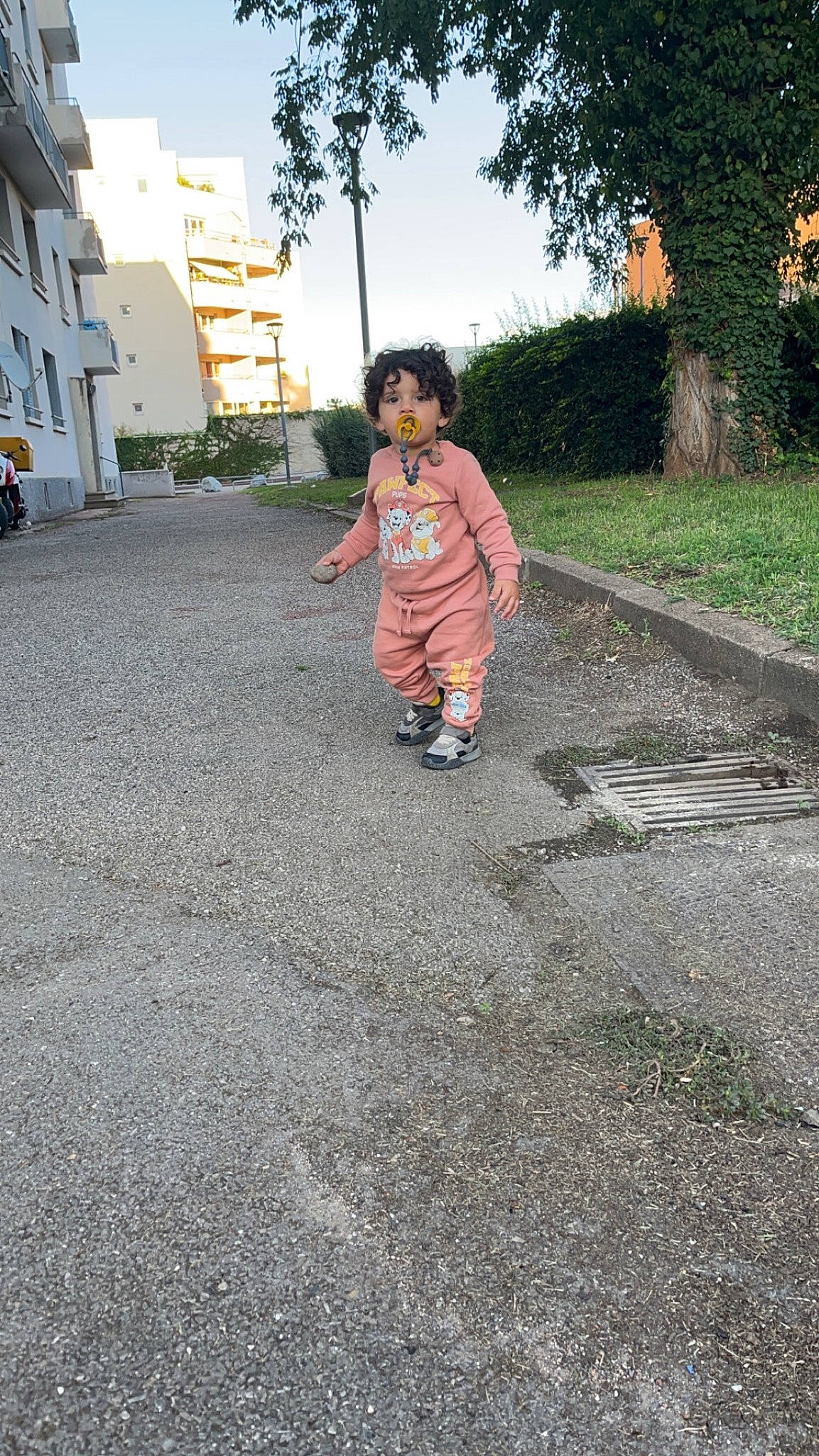 Anes Emir a rejoint le concours — aidez-le/la à gagner de superbes lots ! asphalt, baby, concrete, driveway, flooring, fun, grass, human_leg, landscape, leisure, person, plant, recreation, road, road_surface, sidewalk, sky, soil, toddler, tree