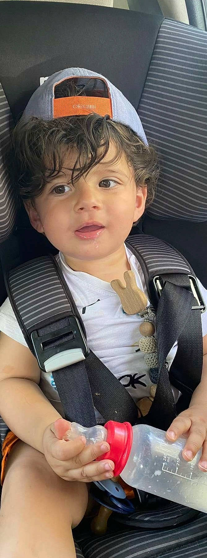 Anes Emir a rejoint le concours — aidez-le/la à gagner de superbes lots ! arm, auto_part, baby, baby_carriage, baby_in_car_seat, baby_products, baby_toddler_clothing, bangs, car_seat, cheek, child, eyelash, finger, hand, happy, person, seat_belt, sitting, skin, strap