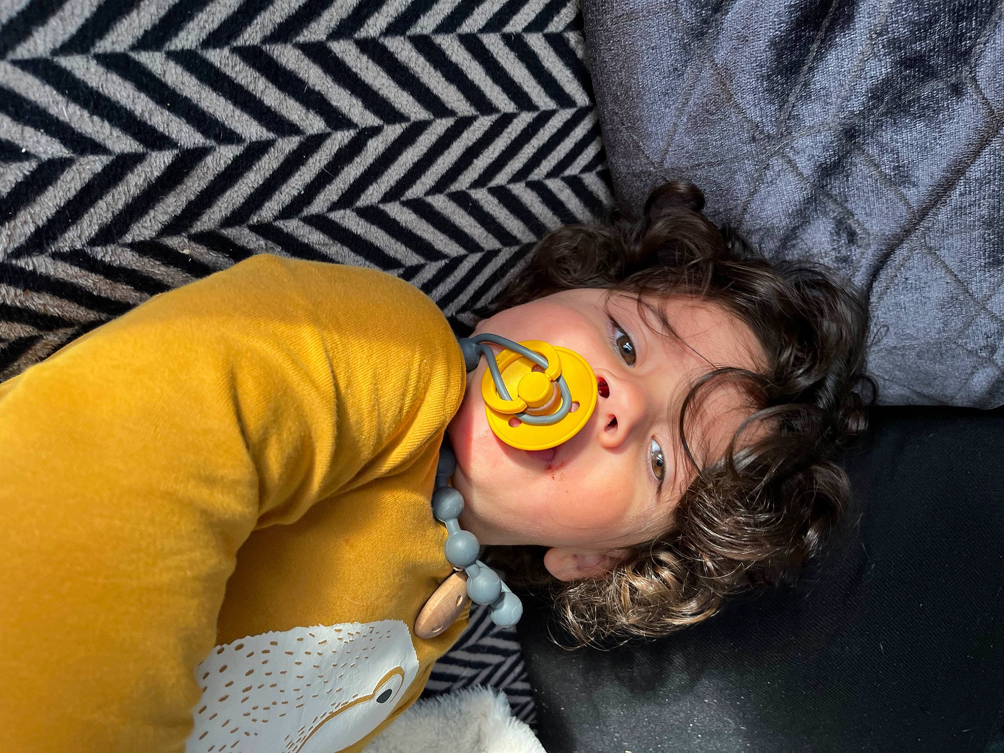 Anes Emir participe au concours pour gagner de l'argent avec cette photo : abdomen, audio_equipment, chest, earrings, elbow, eyelash, eyewear, flash_photography, fruit, fun, grass, happy, human_leg, jewellery, pattern, person, personal_protective_equipment, selfie, sitting, smile