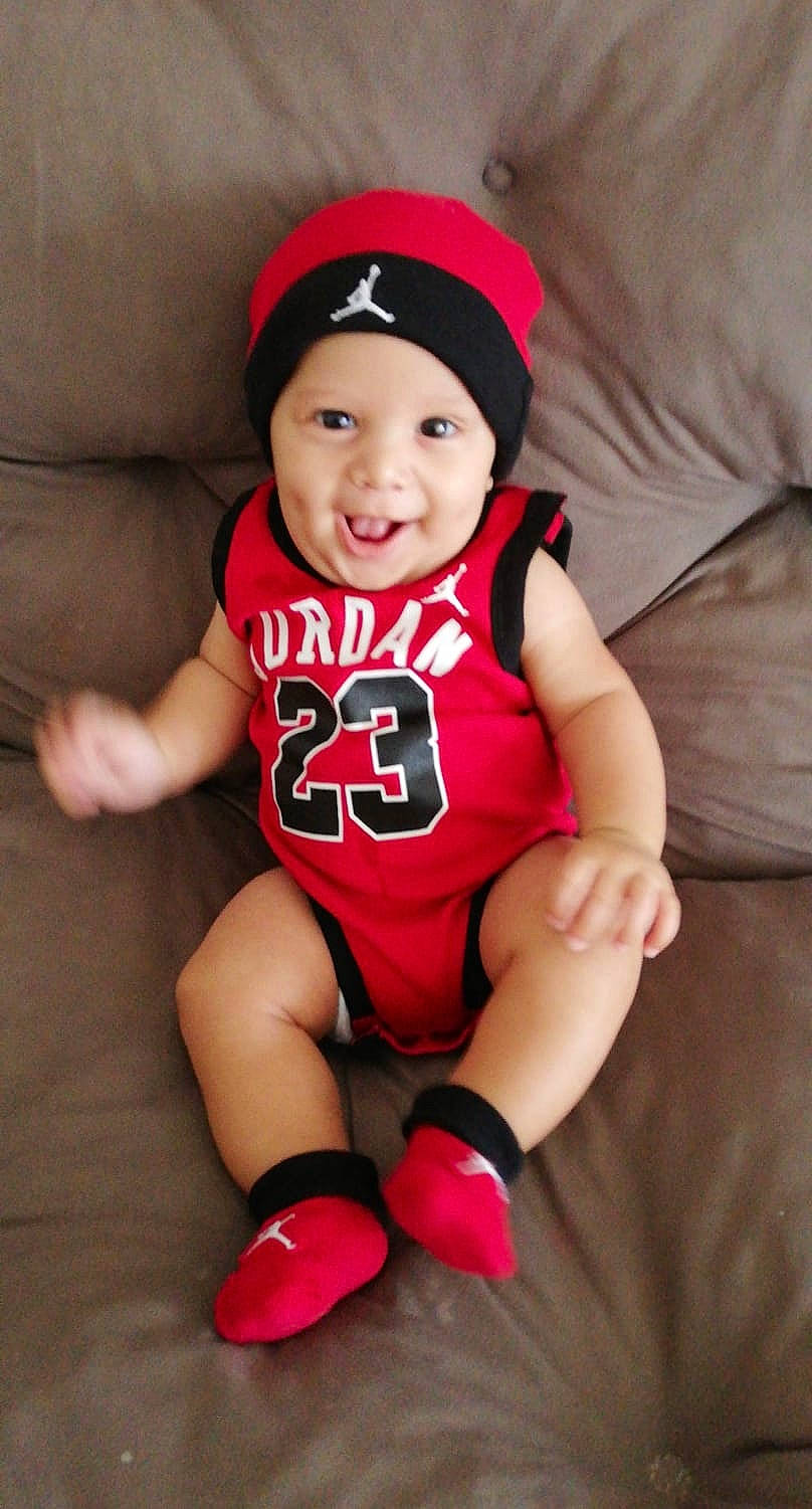 Kamil participe au concours pour gagner de l'argent avec cette photo : baby, baby_toddler_clothing, cap, child, child_model, cool, finger, headgear, headwear, leg, person, pink, thigh, toddler