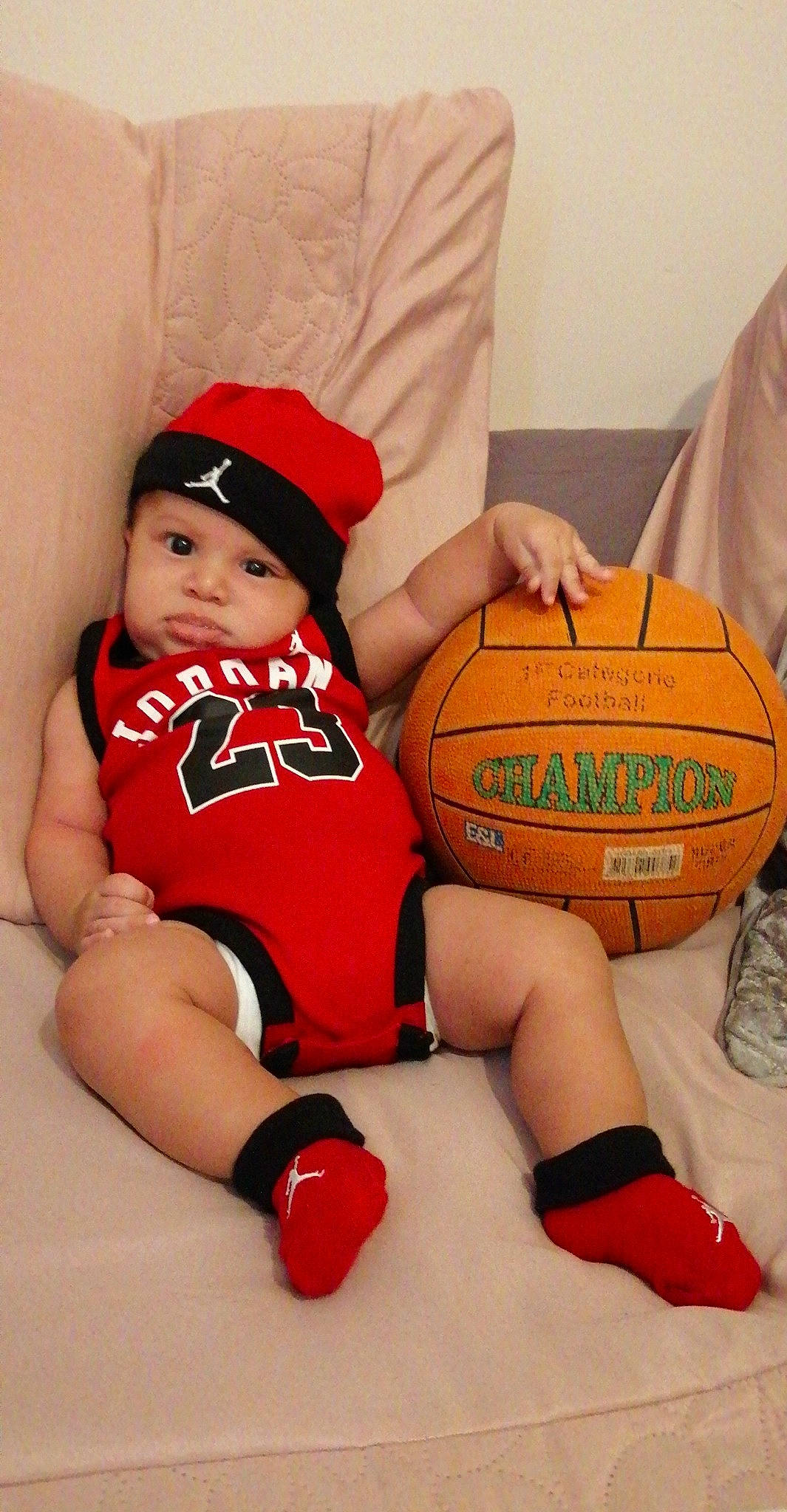 Kamil a rejoint le concours — aidez-le/la à gagner de superbes lots ! ball, basketball, child, football, headwear, joint, leg, person, play, soccer_ball, sports_equipment, thigh, toddler