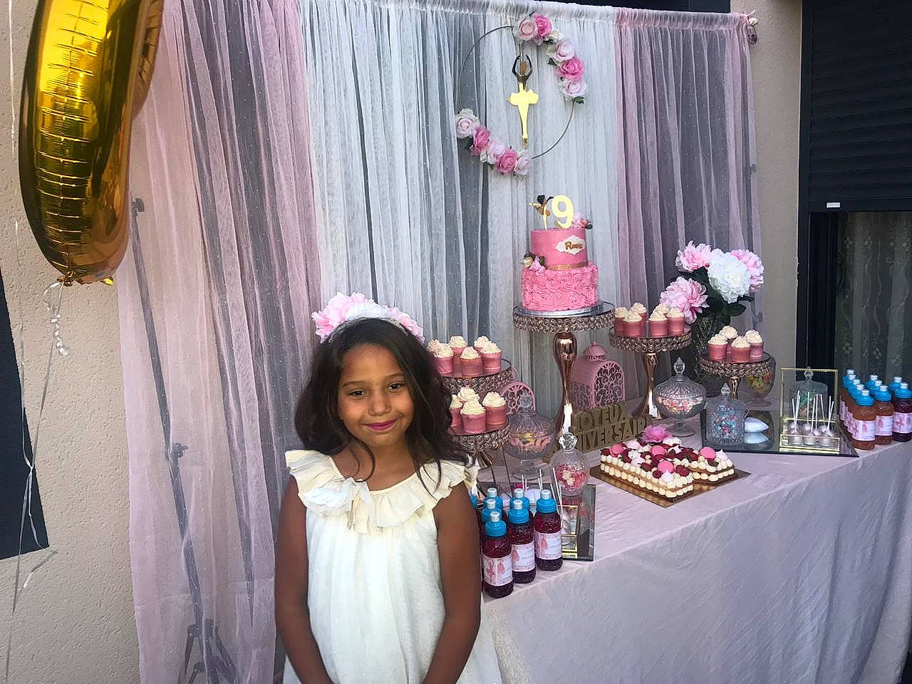 Rania participe au concours pour gagner de l'argent avec cette photo : baby_shower, ceremony, curtain, dress, event, floral_design, flower, interior_design, joy, party, person, pink, plant, room, textile