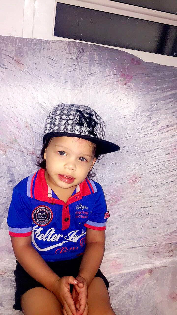 Sayan a rejoint le concours — aidez-le/la à gagner de superbes lots ! cap, child, child_model, cool, fashion_accessory, fun, hat, headgear, headwear, person, photography, smile, sun_hat, toddler, vacation