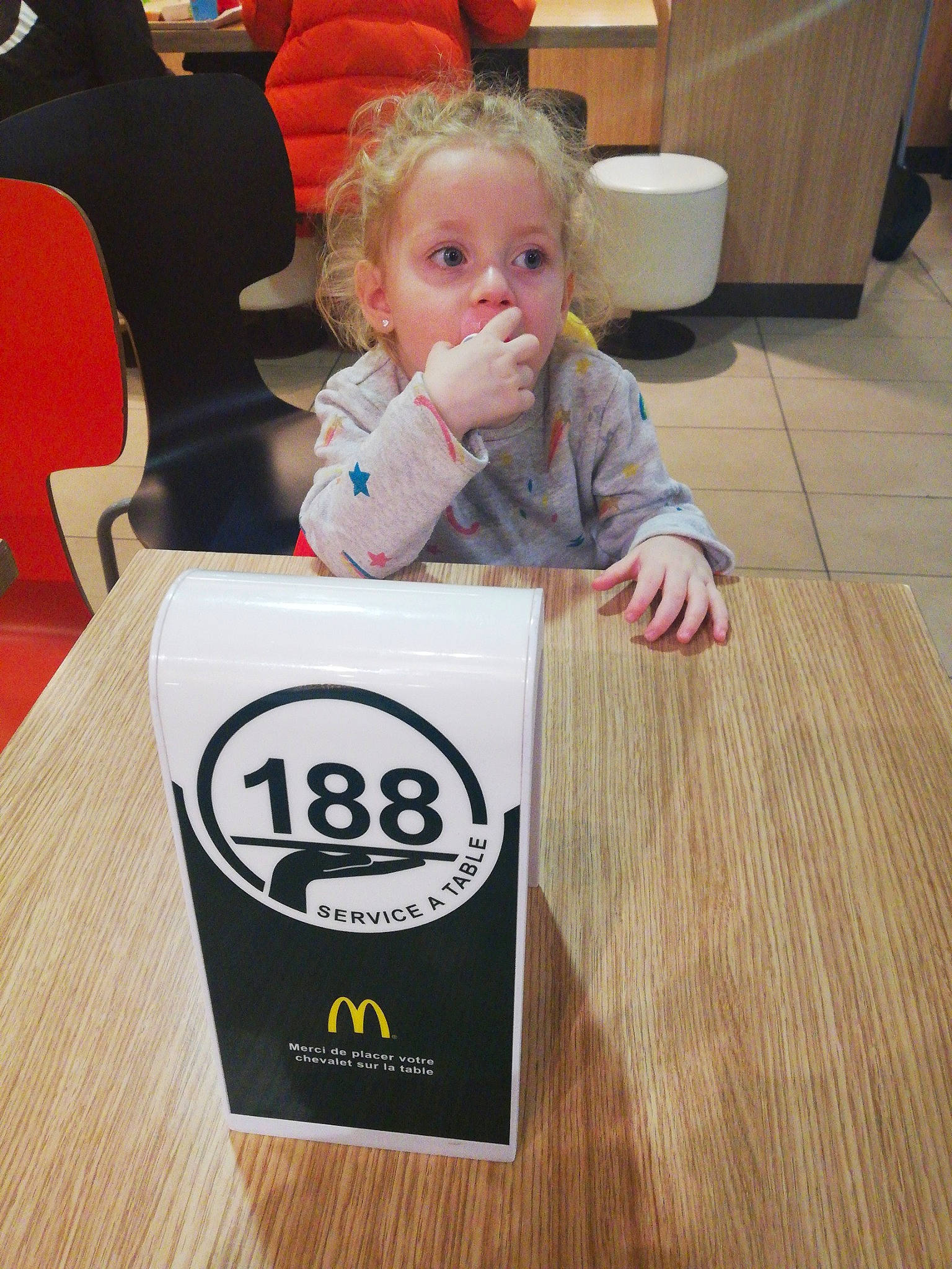 Angelina participe au concours pour gagner de l'argent avec cette photo : child, floor, flooring, joy, person, toddler