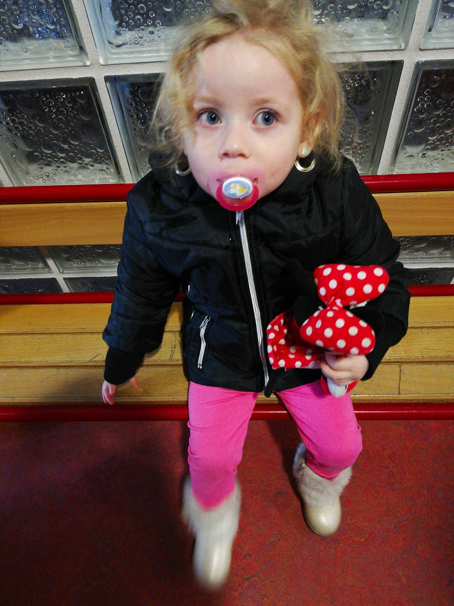 Angelina participe au concours pour gagner de l'argent avec cette photo : child, outerwear, person, pink, play, standing, toddler