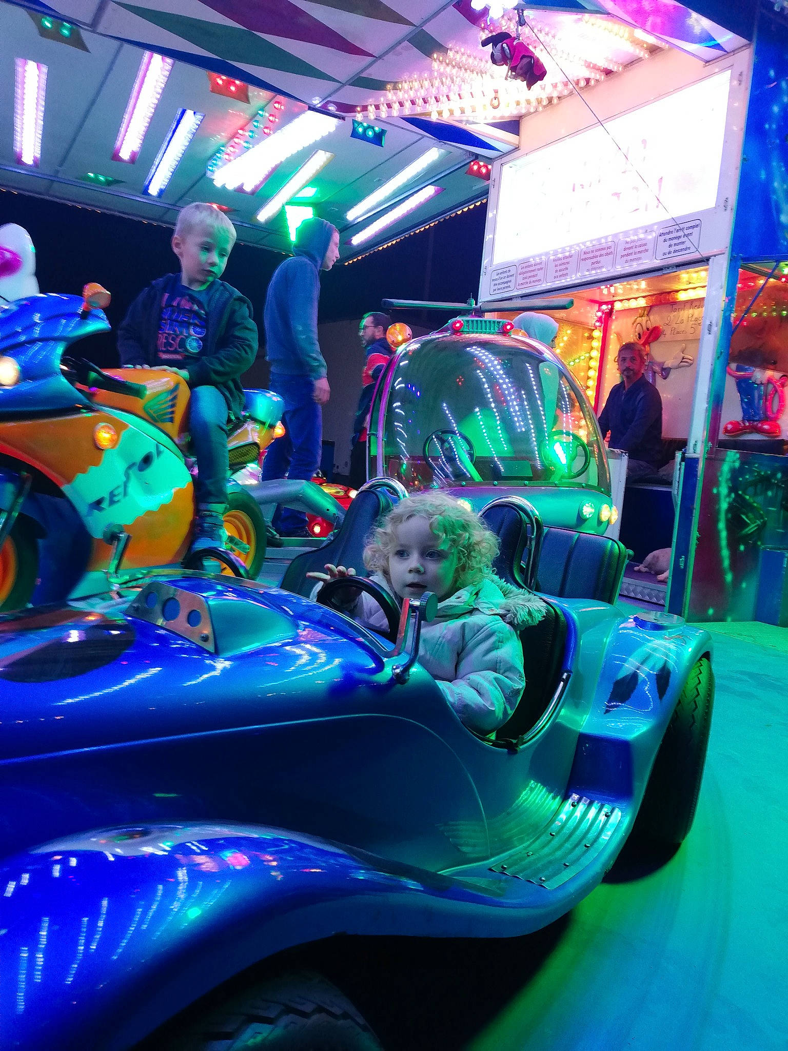 Angelina a rejoint le concours — aidez-le/la à gagner de superbes lots ! amusement_park, auto_show, automotive_design, automotive_exterior, automotive_wheel_system, car, city_car, custom_car, event, fictional_character, fun, games, green, leisure, motor_vehicle, person, vehicle, wheel