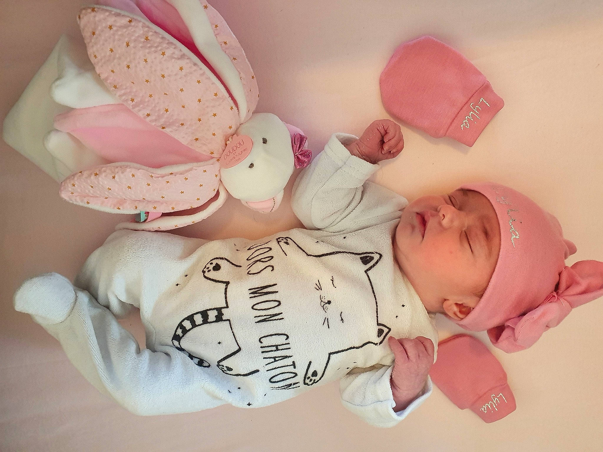 Lylia participe au concours pour gagner de l'argent avec cette photo : art, baby, baby_products, baby_toddler_clothing, cheek, child, comfort_food, drinkware, finger, font, happy, headwear, nail, peach, person, pink, room, skin, sweetness, textile