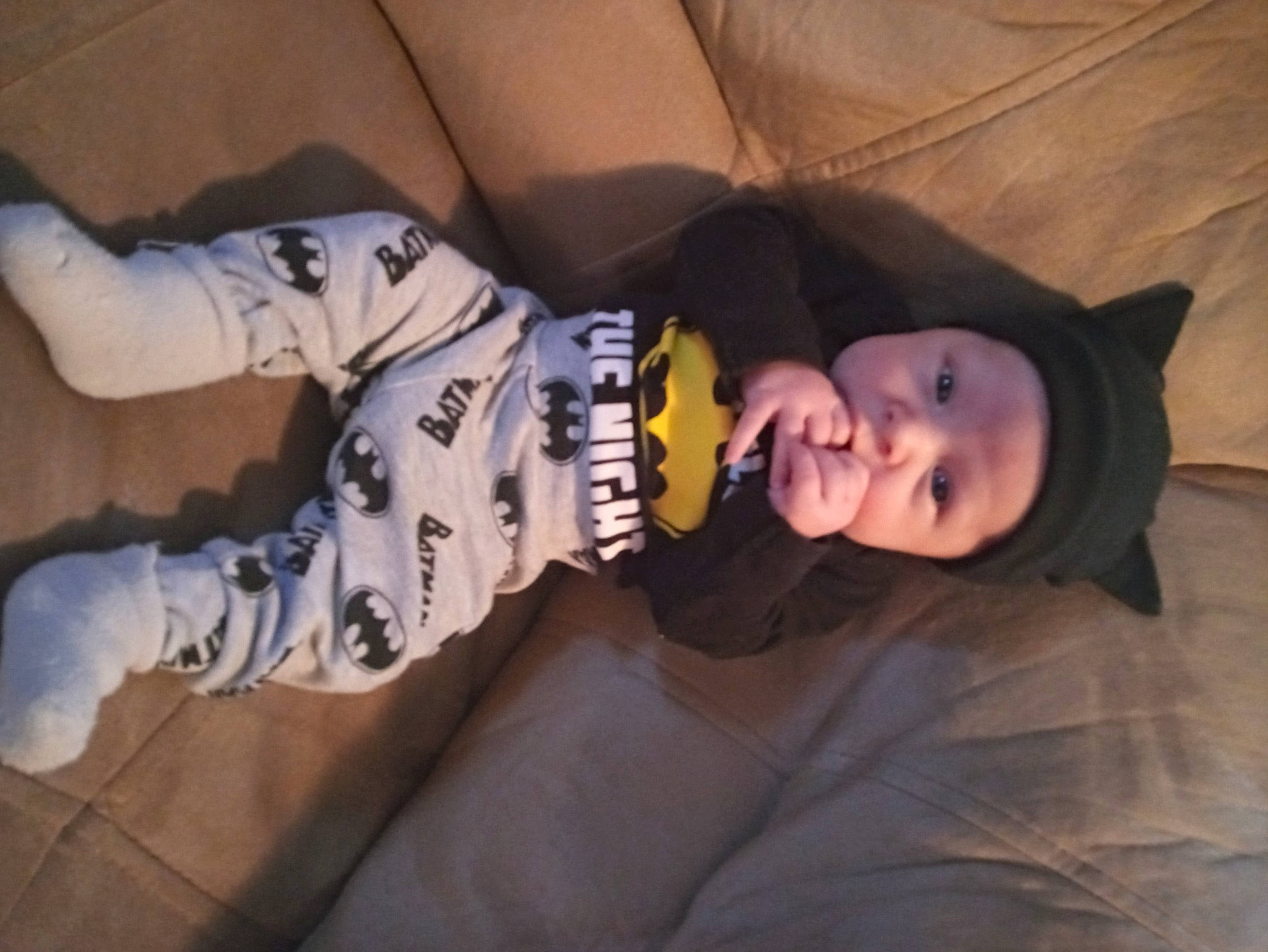 Raphaël participe au concours pour gagner de l'argent avec cette photo : black_hair, child, comfort, darkness, elbow, flash_photography, flooring, fun, fur, headwear, human_leg, knee, mouth, person, personal_protective_equipment, portrait_photography, room, sitting, sleeve, t_shirt