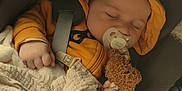 Simon a rejoint le concours — aidez-le/la à gagner de superbes lots ! baby, sleeping, pacifier, hoodie, car_seat, blanket, teddy_bear, child, infant, cozy, cute, hands, comfort, rest, indoors, soft, warm, peaceful, secured, young