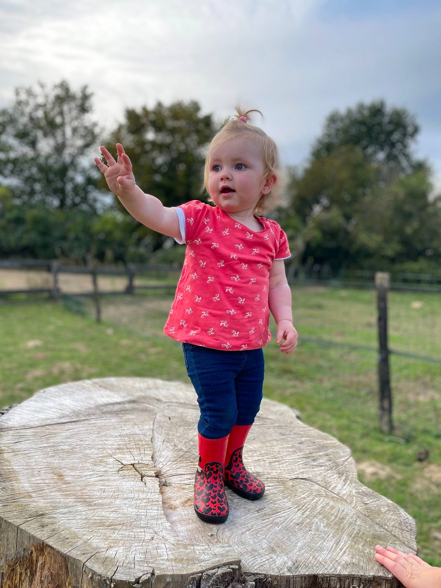Lilou participe au concours pour gagner de l'argent avec cette photo : baby_toddler_clothing, boot, cloud, fun, gesture, grass, happy, leg, leisure, magenta, people_in_nature, person, pink, plant, recreation, sky, summer, surprise, toddler, tree