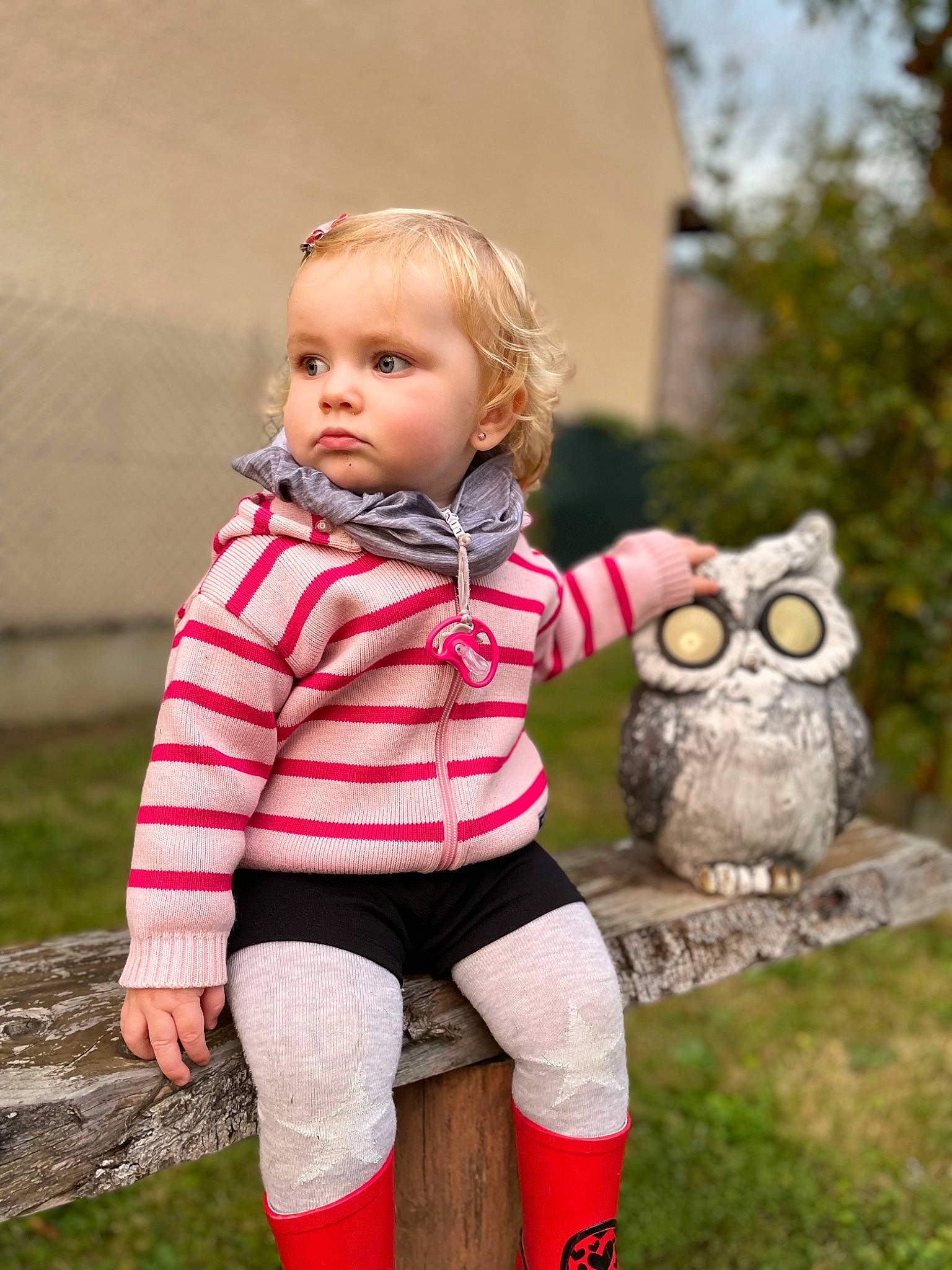Lilou a rejoint le concours — aidez-le/la à gagner de superbes lots ! baby_toddler_clothing, blond, eye, fawn, fun, grass, happy, head, human_body, human_leg, knee, leisure, pattern, people_in_nature, person, plant, shoulder, sleeve, sock, thigh