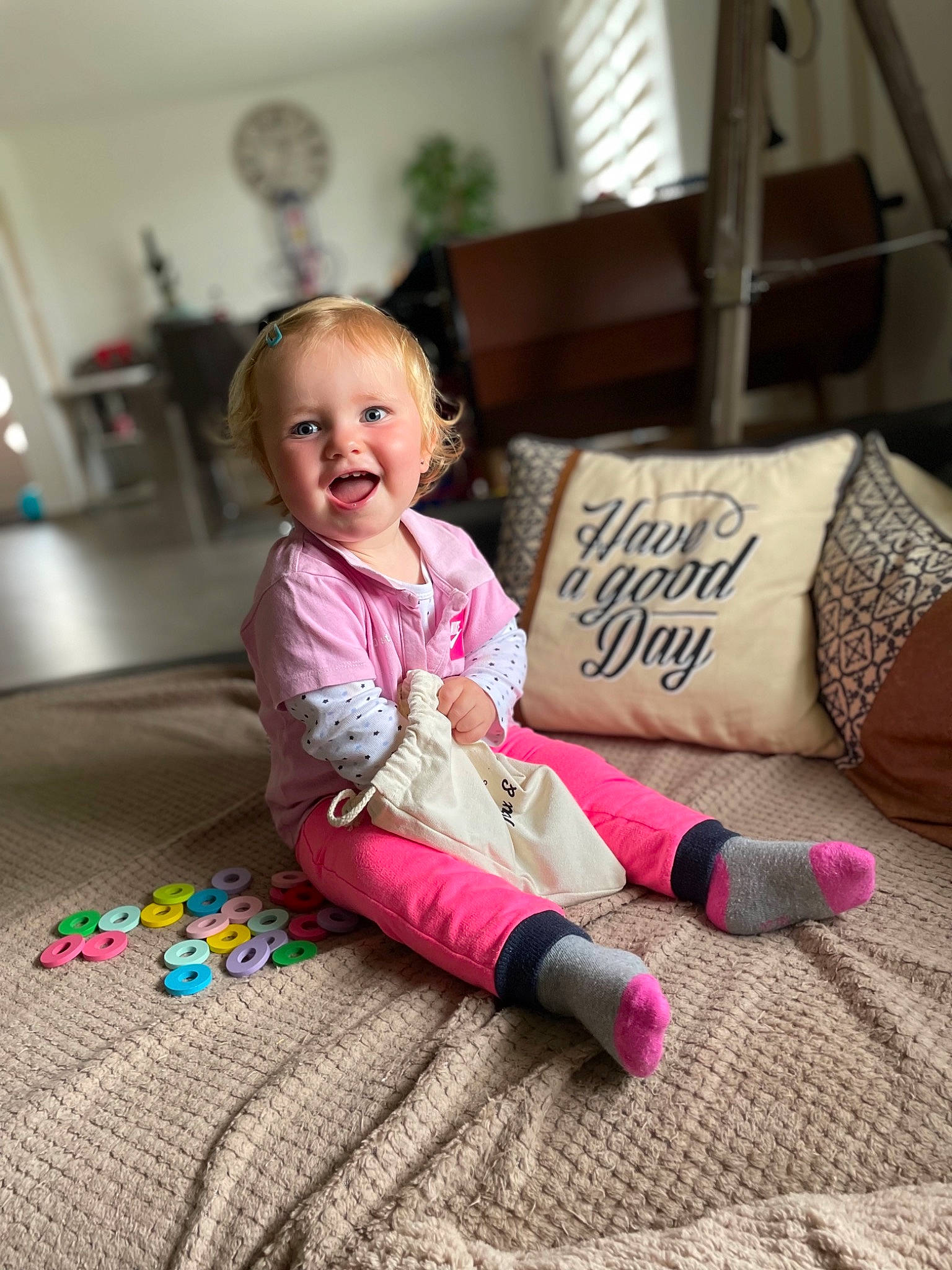 Lilou participe au concours pour gagner de l'argent avec cette photo : baby, baby_toddler_clothing, carpet, child, comfort, floor, flooring, hardwood, human_leg, linens, magenta, pattern, people, person, picture_frame, room, sitting, smile, sock, toddler