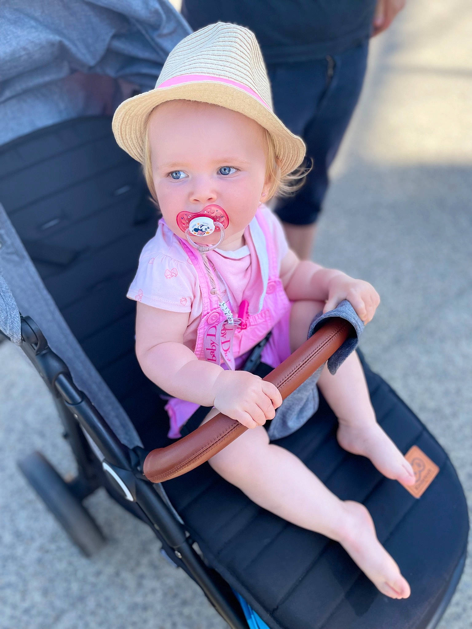 Lilou participe au concours pour gagner de l'argent avec cette photo : baby, baby_carriage, baby_toddler_clothing, comfort, eye, fun, happy, hat, head, knee, leg, leisure, magenta, person, photograph, pink, recreation, skin, sun_hat, thigh