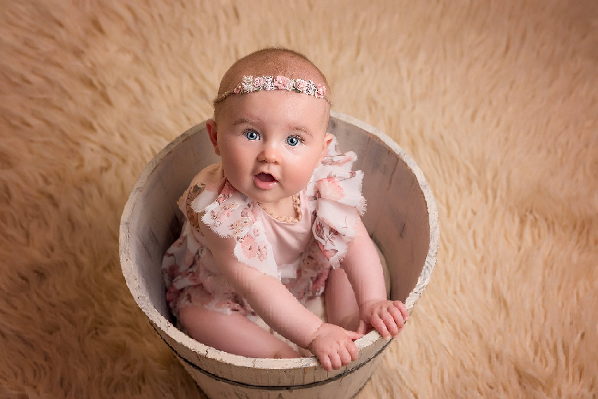 Mila participe au concours pour gagner de l'argent avec cette photo : baby, baby_products, baby_toddler_clothing, bathing, cheek, child, eye, eyelash, fashion_accessory, hair_accessory, happy, headband, headpiece, iris, jewellery, peach, person, sitting, skin, surprise