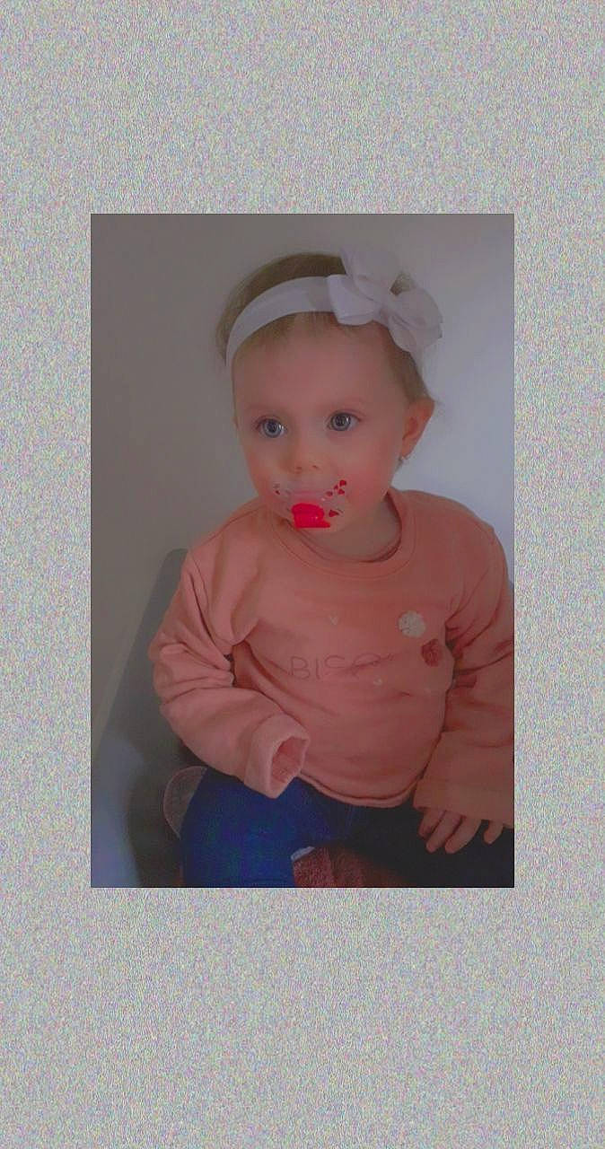 Cataleya a rejoint le concours — aidez-le/la à gagner de superbes lots ! art, baby, baby_toddler_clothing, cheek, child, chin, lip, magenta, neck, pattern, person, plaster, portrait, portrait_photography, room, sitting, sleeve, t_shirt, toddler, vintage_clothing