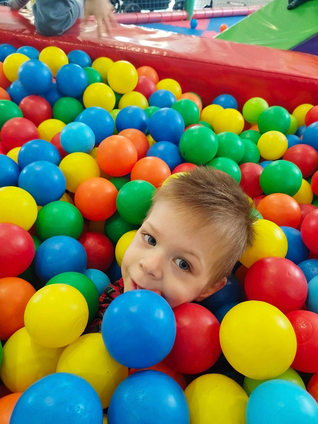 Gabin participe au concours pour gagner de l'argent avec cette photo : baby, baby_playing_with_toys, ball, ball_pit, blue, child, event, fun, happy, joy, leisure, person, photograph, plastic, play, playground, product, recreation, smile, snapshot