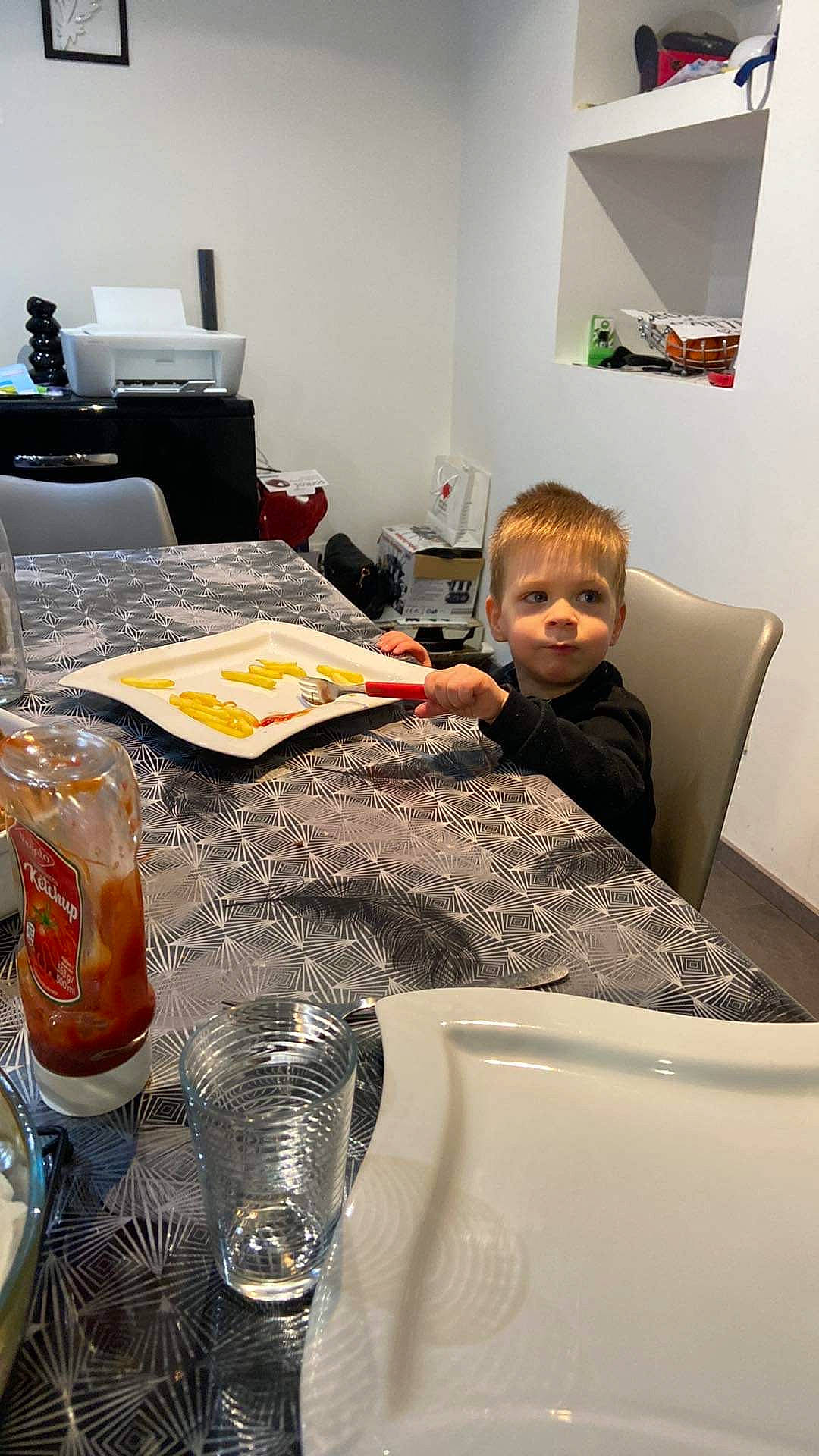 Gabin participe au concours pour gagner de l'argent avec cette photo : automotive_design, chair, comfort, dishware, drinkware, event, flooring, fun, furniture, linens, person, plate, porcelain, room, serveware, sitting, t_shirt, table, tablecloth, tableware