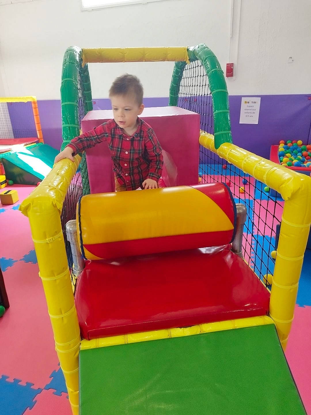 Gabin a rejoint le concours — aidez-le/la à gagner de superbes lots ! bounce_house, child, chute, comfort, fun, inflatable, leisure, outdoor_play_equipment, person, plastic, play, playground, recreation, sharing, toddler