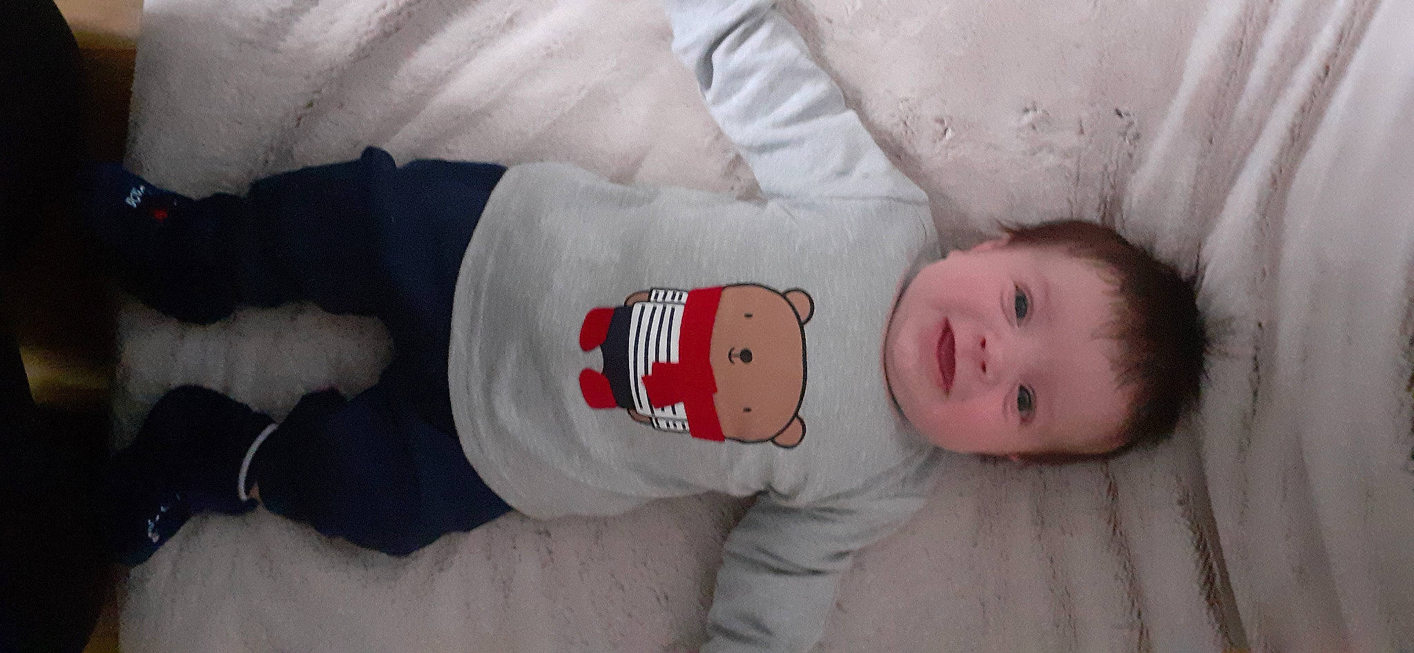 Byron participe au concours pour gagner de l'argent avec cette photo : baby, baby_toddler_clothing, carmine, cheek, child, comfort, couch, face, fur, linens, mammal, nose, person, room, skin, sleeve, smile, textile, toddler, vertebrate